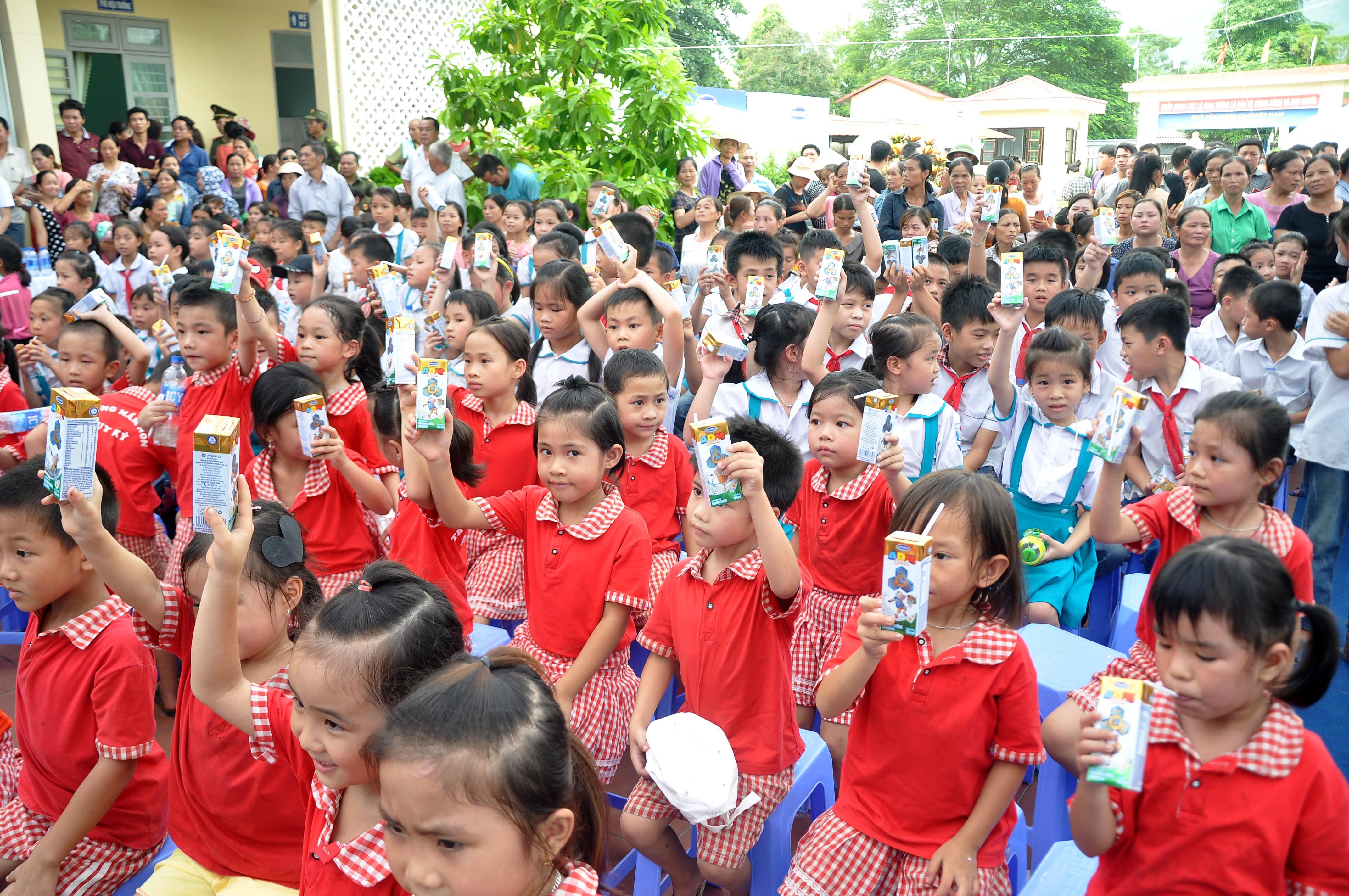 Niềm vui của các em nhỏ cùng chương trình Quỹ sữa Vươn cao Việt Nam