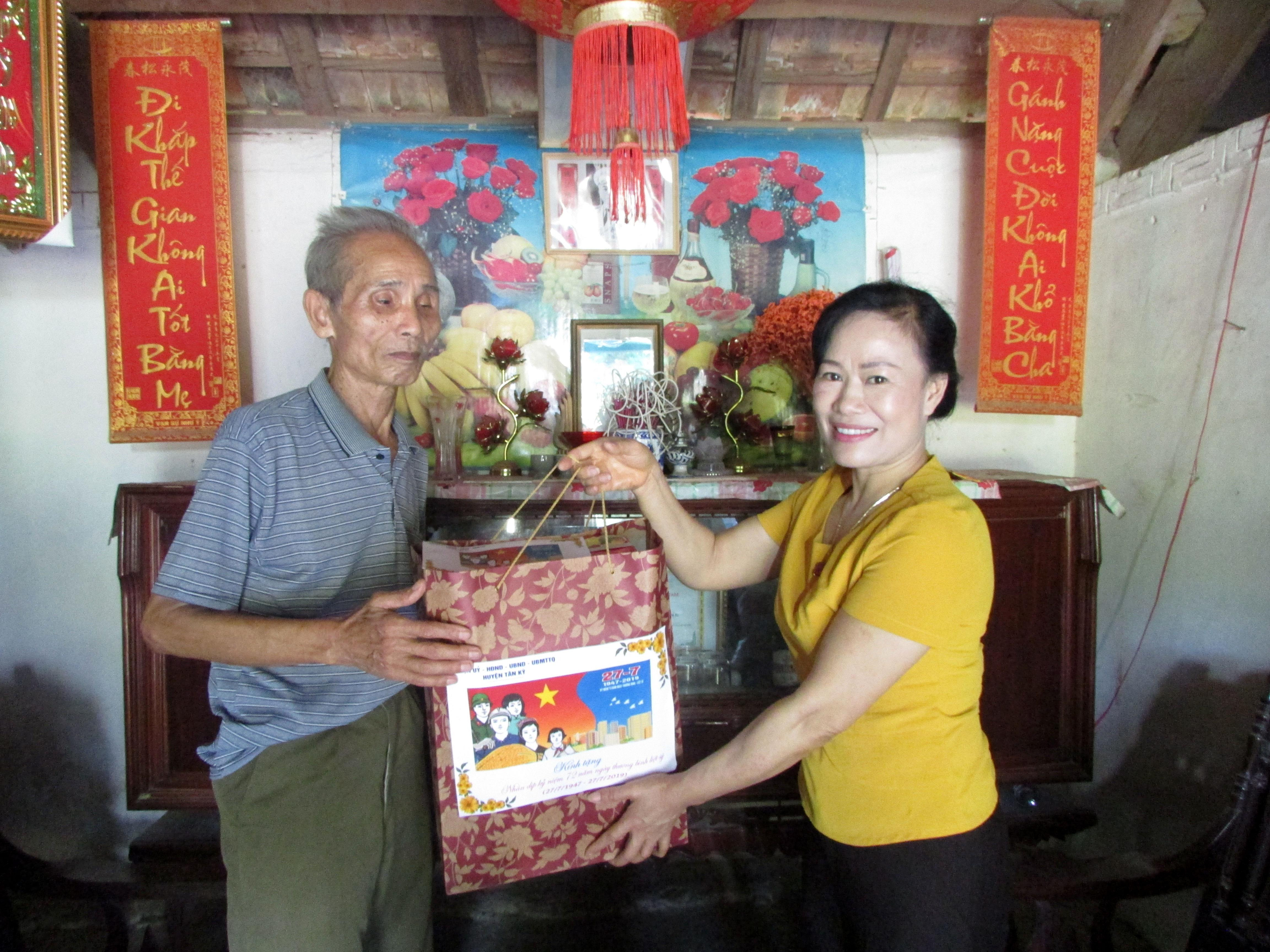 Lãnh đạo huyện Tân Kỳ tặng quà cho ông Nguyễn Ngọc Luân ở xóm Tân Sơn xã Tân An.Ảnh: Cẩm Tú