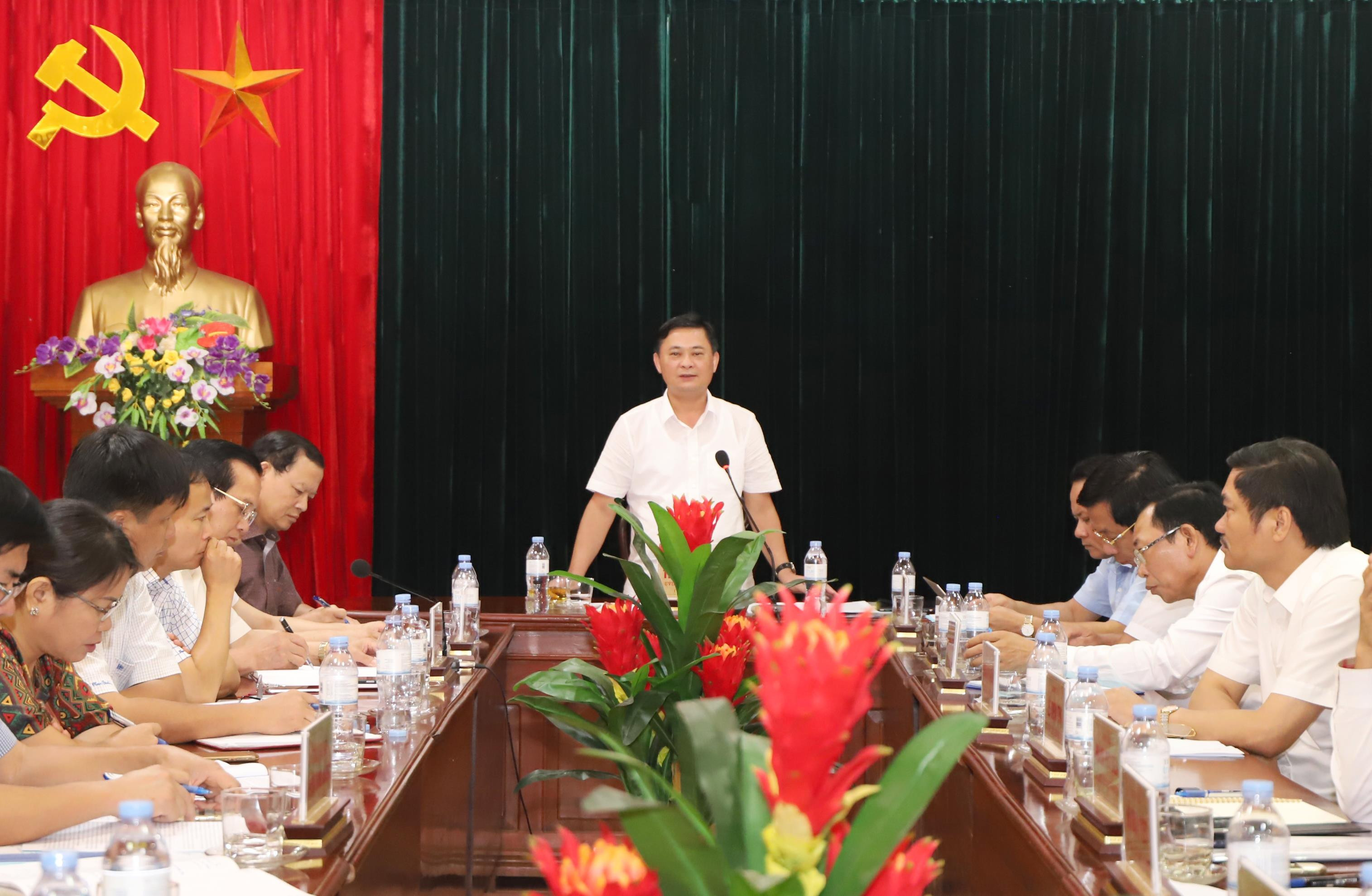 Chủ tịch UBND tỉnh Thái Thanh Quý chủ trì cuộc làm việc với lãnh đạo huyện Thanh Chương. Ảnh: Thành Duy