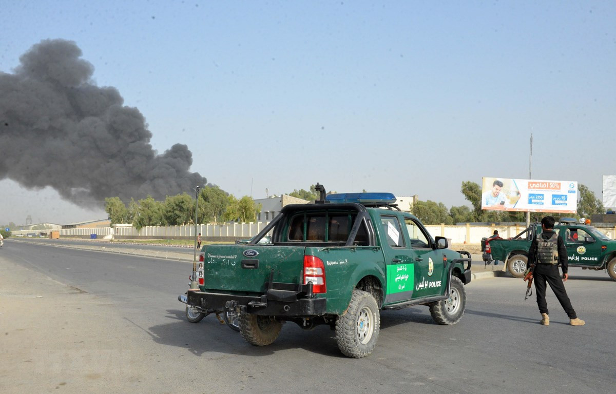 Cảnh sát Afghanistan phong tỏa hiện trường vụ đánh bom xe ở tỉnh Kandahar ngày 18/7/2019. (Ảnh: THX/TTXVN)