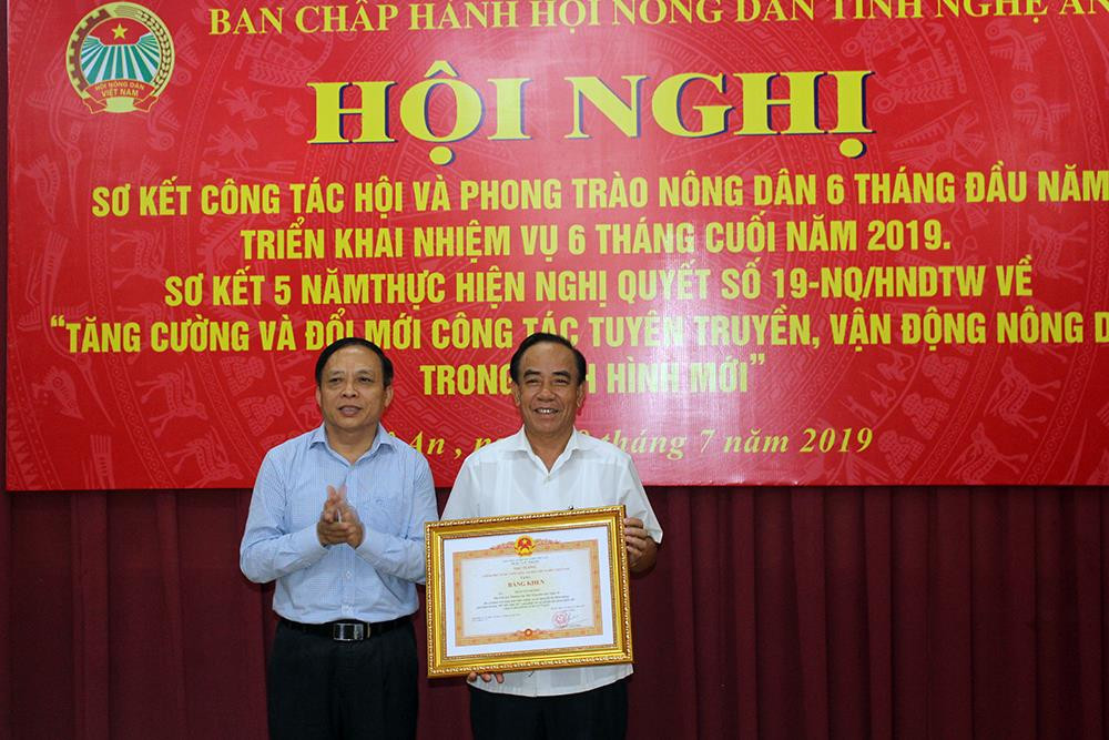 Ông Trần Văn Hường- Phó Chủ tịch thường trực Hội Nông dân tỉnh nhận bằng khen của Thủ tướng Chính phủ. Ảnh: Phú Hương