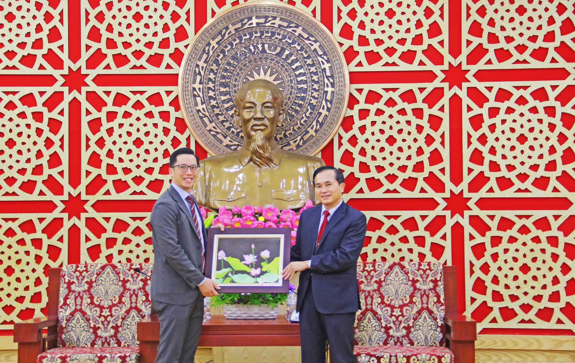 Đồng chí Lê Ngọc Hoa đại diện UBND tặng quà kỷ niệm tới ngài Đại sứcùng đoàn công tác. Ảnh: Thanh Quỳnh