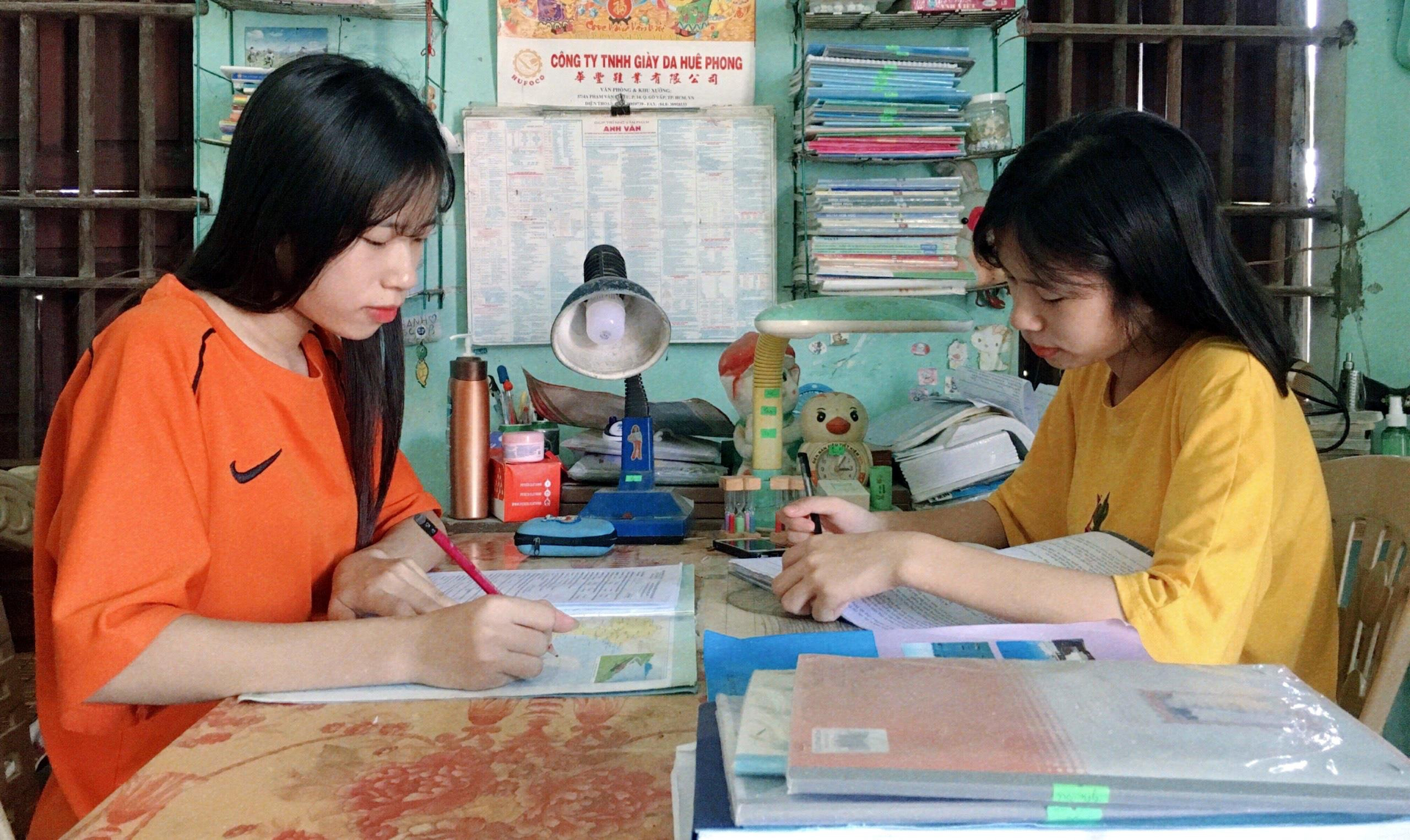 Tuy đã thi song nhưng hai chị em Thanh, Thúy vẫn nghiên cứu học tập