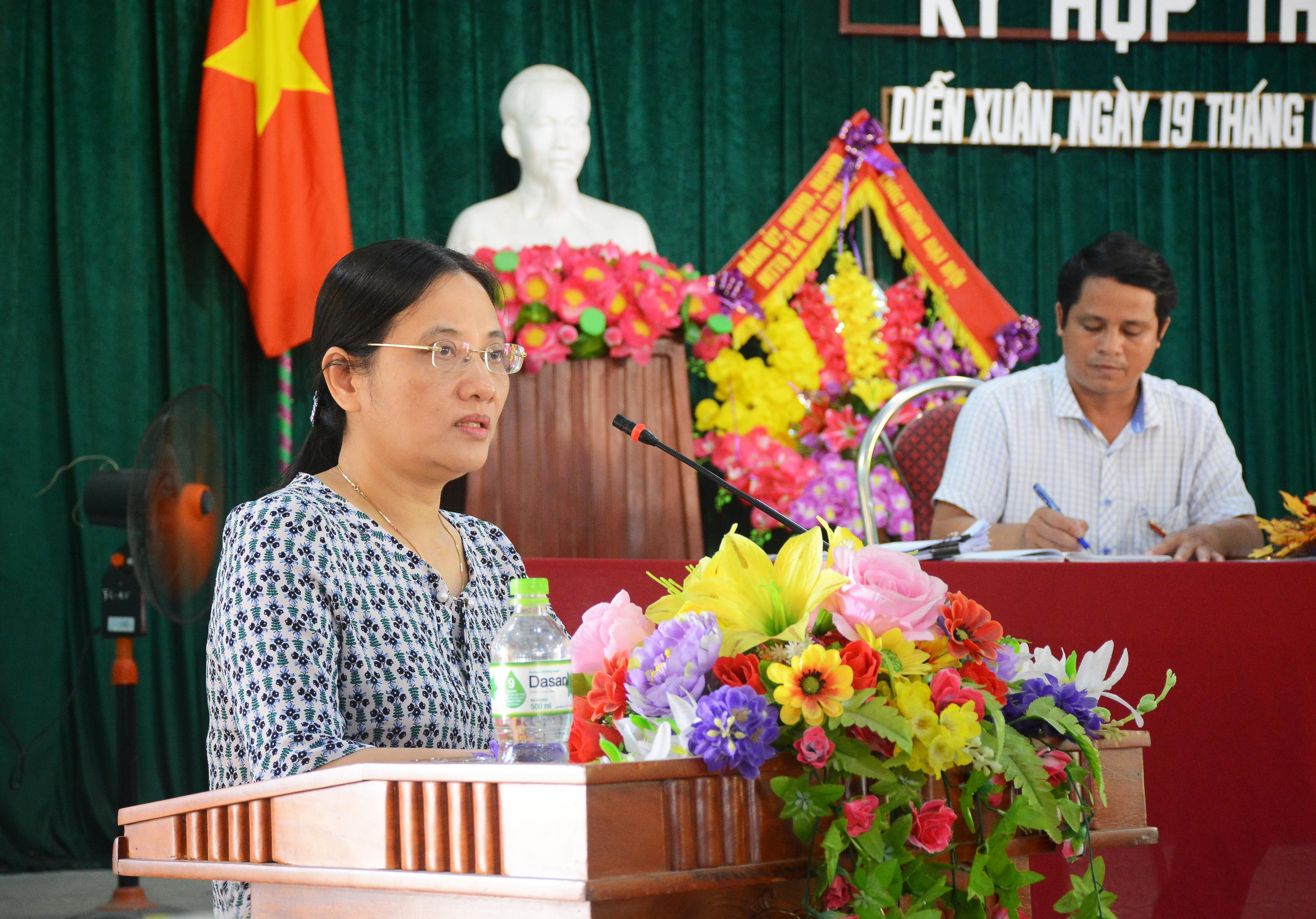 Phó Chủ tịch HĐND tỉnh Cao Thị Hiền trao đổi với cử tri xã Diễn Xuân (Diễn Châu). Ảnh: Thu Giang