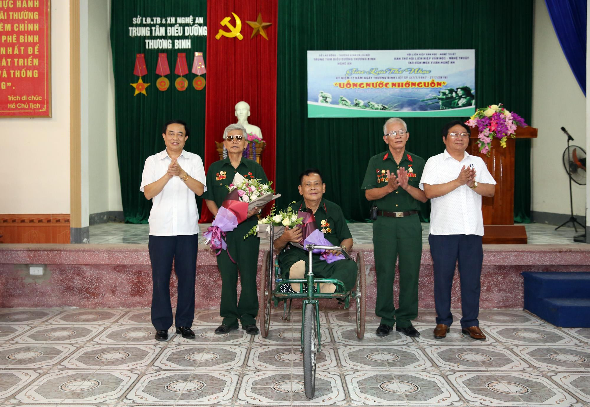 Lãnh đạo Sở Lao động, Thương binh và Xã hội và Hội Liên hiệp VHNT tỉnh tặng hoa cho Hội đồng Thương binh thuộc 