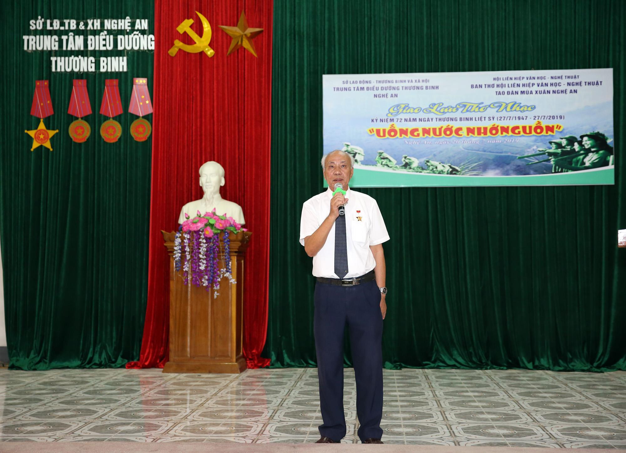 Anh hùng lực lượng vũ trang Nguyễn Đăng Chế - hội viên Hội Liên hiệp VHNT tỉnh đọc bài thơ 