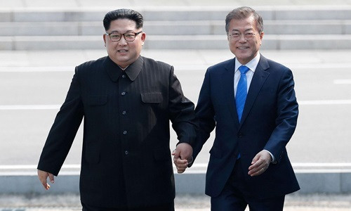 Lãnh đạo Triều Tiên Kim Jong-un (trái) và Tổng thống Hàn Quốc Moon Jae-in. Ảnh: AFP.