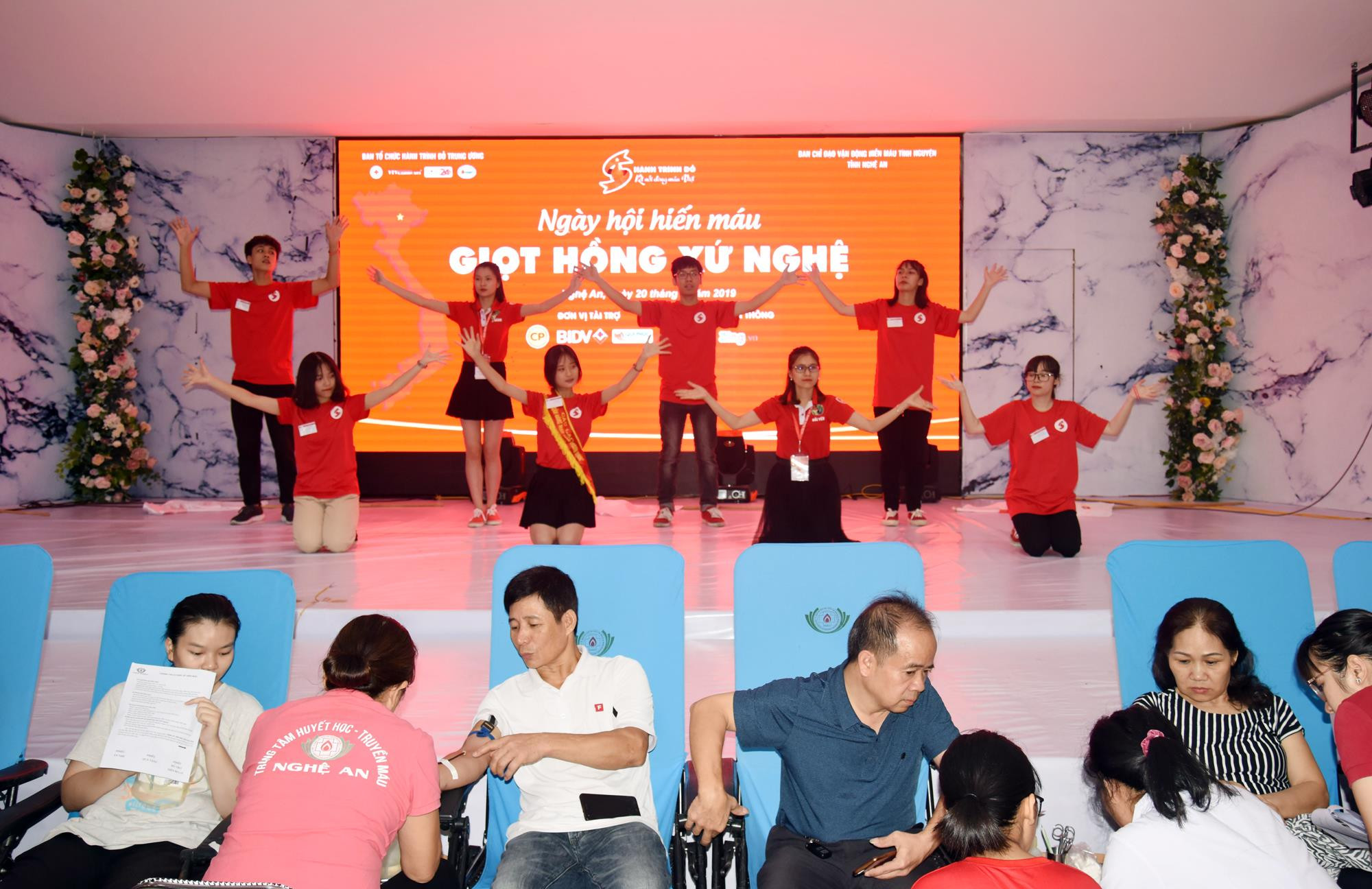 Ngày hội hiến máu “Giọt hồng Xứ Nghệ” năm 2019 là hoạt động hưởng ứng Chương trình “Hành trình Đỏ” năm 2019 về với Nghệ An. Hoạt động diễn ra vào ngày 20/7, tại thành phố Vinh. Ảnh: Thành Chung