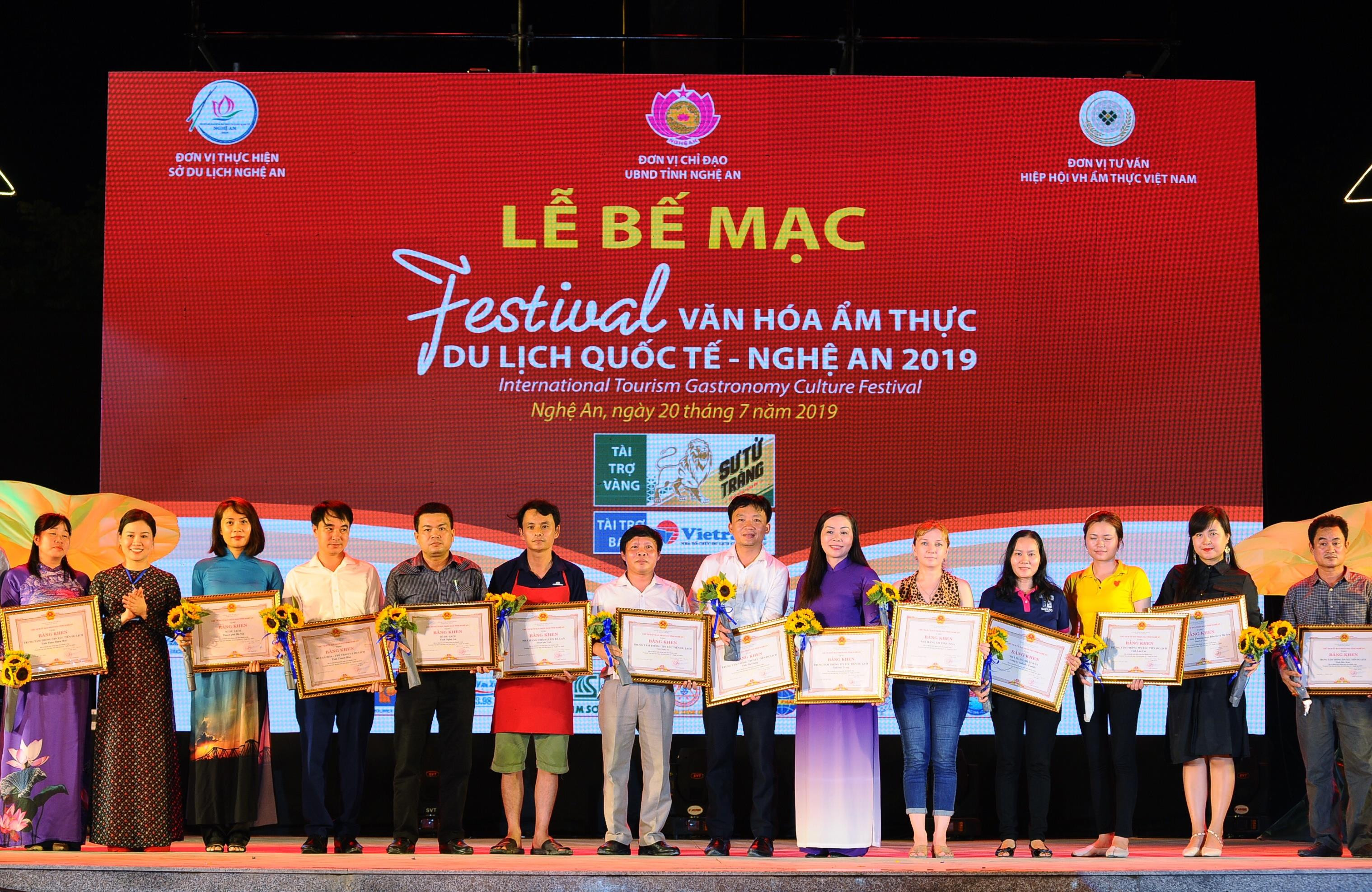 Đại diện Ban tổ chức trao bằng khen của UBND tỉnh Nghệ An cho các đơn vị tham gia.