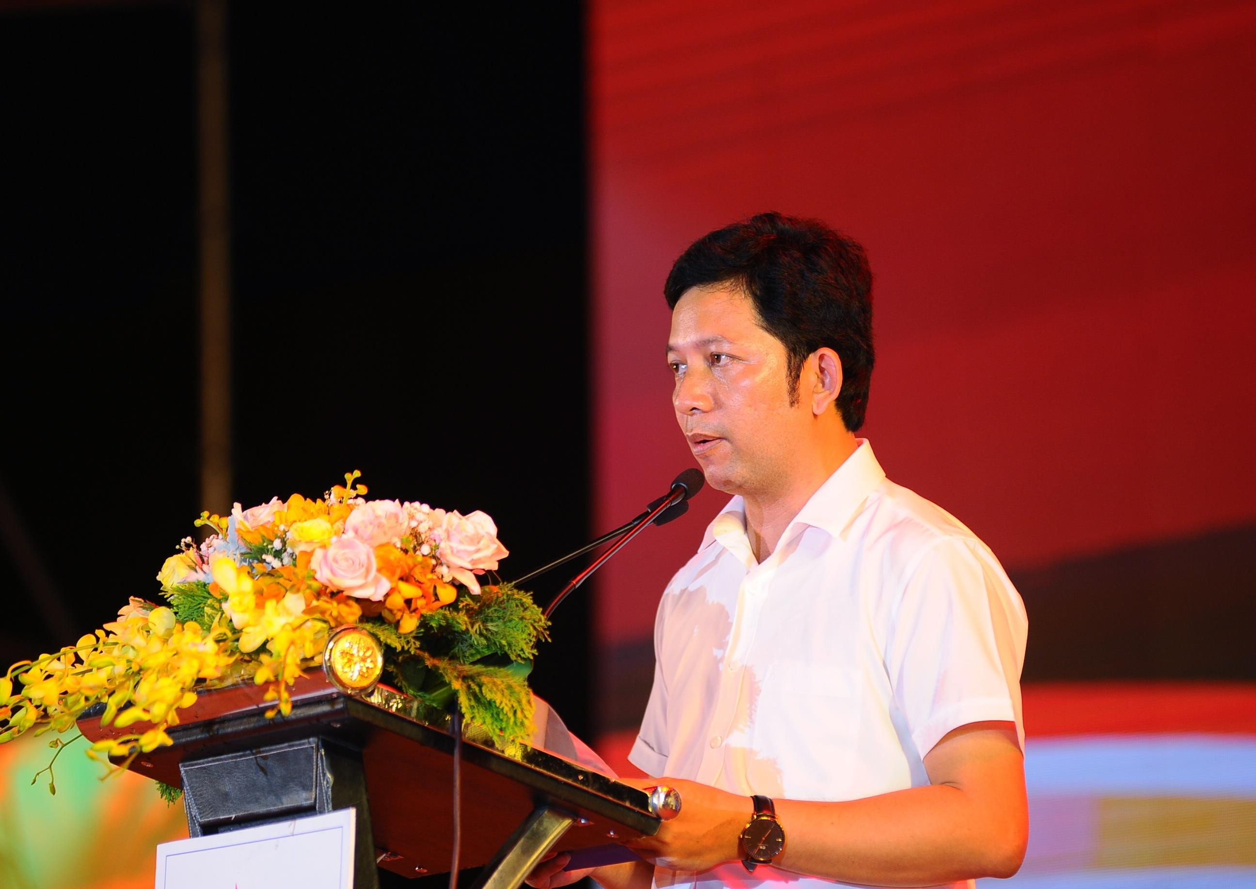 Ông Dương Hoàng Vũ - Phó Giám đốc Sở du lịch Nghệ An đọc báo cáo tổng kết Festival.