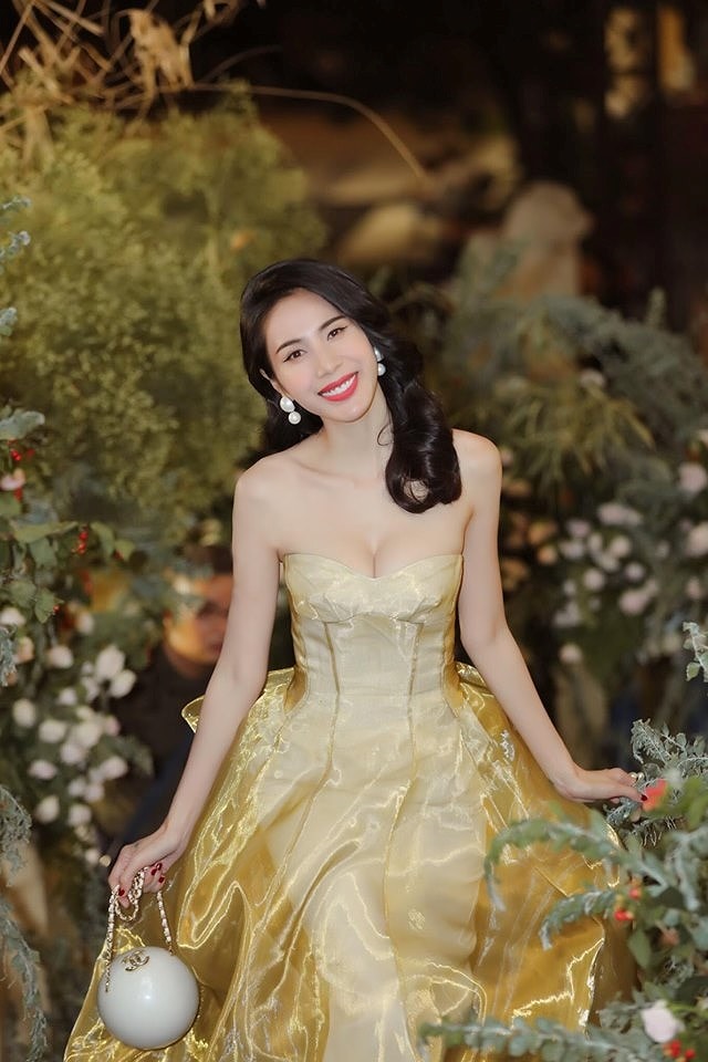 Thủy Tiên lại gây 'sốt' khi tung ảnh mặc áo tắm siêu gợi cảm - ảnh 6