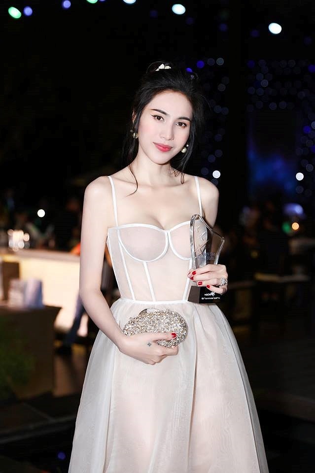 Thủy Tiên lại gây 'sốt' khi tung ảnh mặc áo tắm siêu gợi cảm - ảnh 7