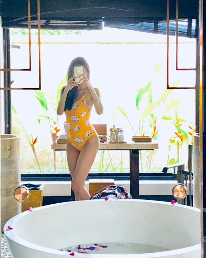 Thủy Tiên lại gây 'sốt' khi tung ảnh mặc áo tắm siêu gợi cảm - ảnh 2