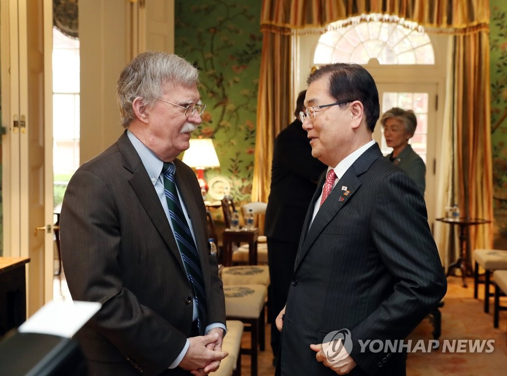 Cố vấn an ninh Mỹ John Bolton và người đồng cấp Hàn Quốc Chung Eui-yong (Ảnh: Yonhap)