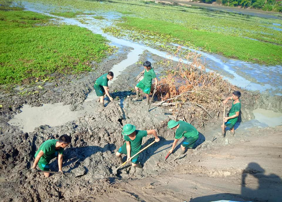 Khoảng 100 cán bộ, chiến sĩ Trung đoàn 1 sẽ thực hiện nhiệm vụ tại xã Tiên Kỳ trong vòng 15 ngày (16 - 31/7) với một số công việc như tu sửa đập nước, làm đường, thăm khám chữa bệnh cho các gia đình chính sách, gia đình có hoàn cảnh khó khăn, chăm sóc nghĩa trang, giao lưu văn hóa văn nghệ, thể thao…