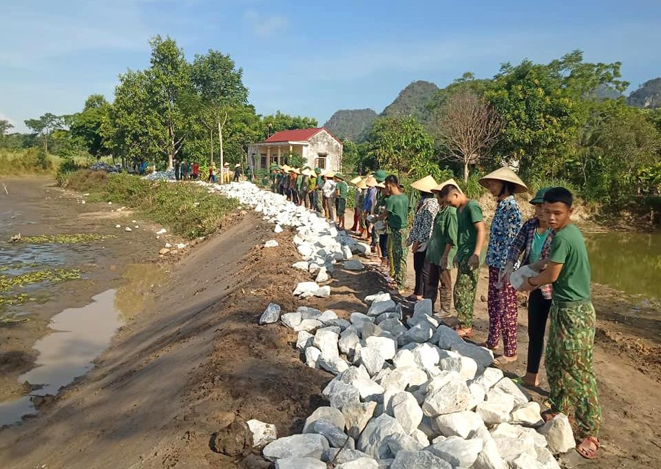 Hàng ngày, trong quá trình lao động, địa phương cũng huy động cán bộ các ban ngành đoàn thể  phối hợp với bà con các bản  tham gia lao động cùng bộ đội (2 bản/ngày)