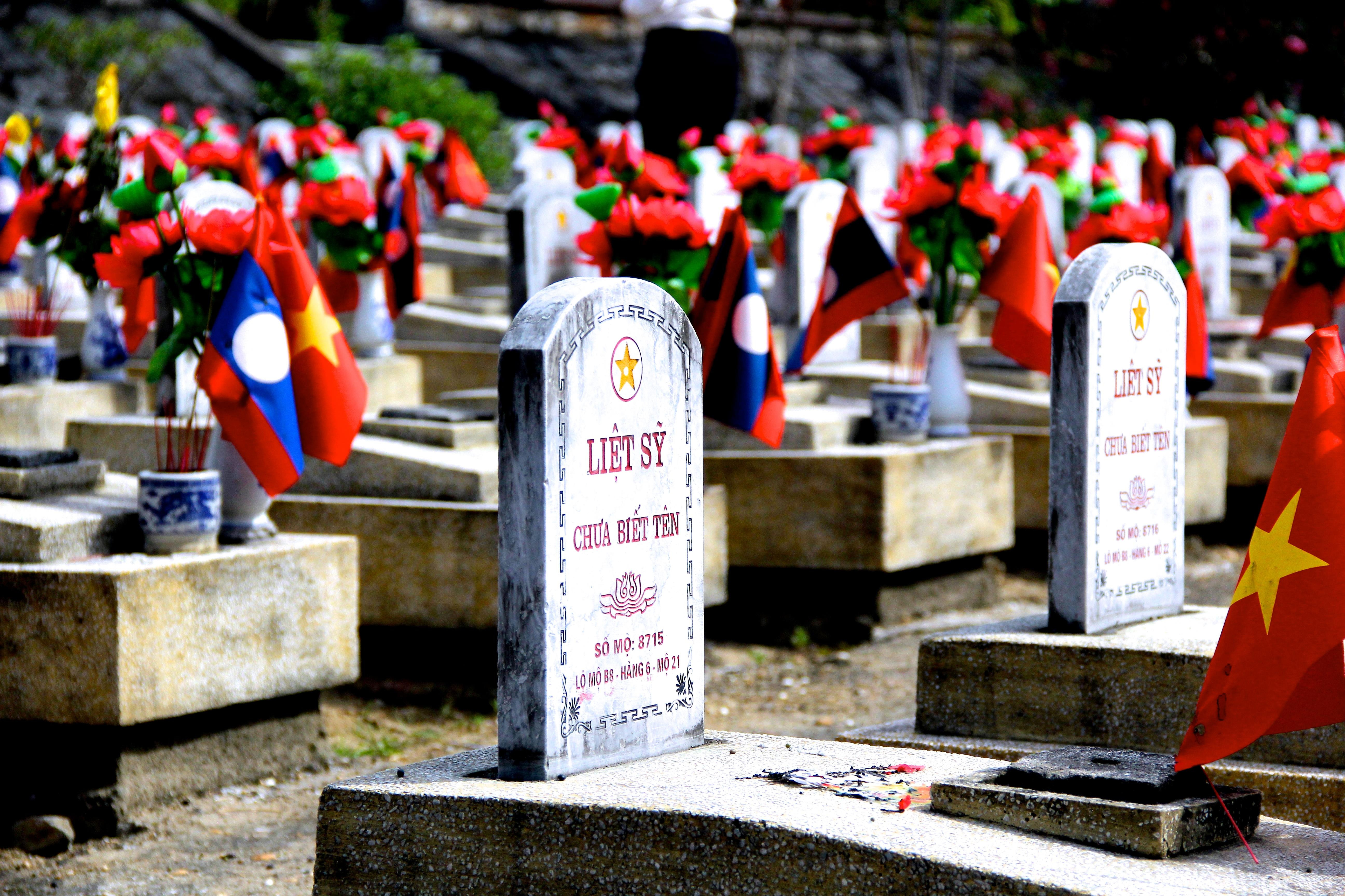 Nghĩa trang liệt sỹ quốc tế Việt - Lào nằm ở trung tâm huyện Anh Sơn, quy tập hơn 11 nghìn phần mộ hài cốt của liệt sỹ, quân tình nguyện Việt Nam và các chuyên gia hy sinh trong chiến trường ở nước bạn Lào. Trong số đó, có khoảng 3.500 phần mộ có tên tuổi, quê quán, số còn lại người thì chưa biết tên, địa chỉ.