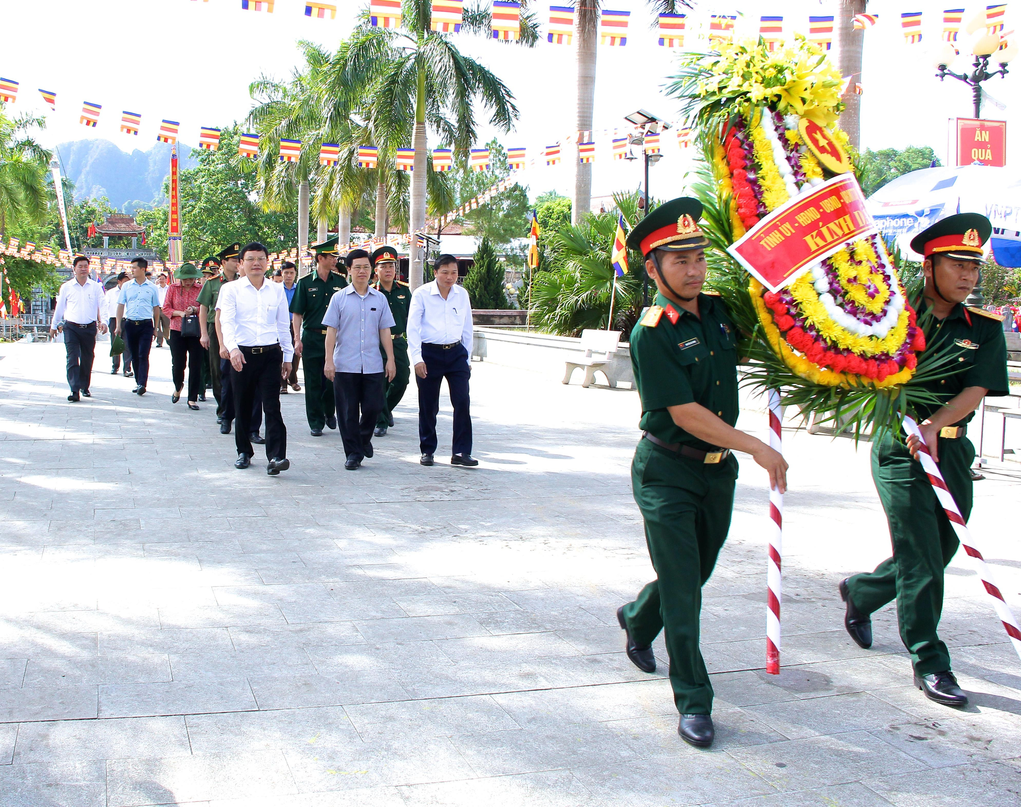 Cùng đi có đồng chí Lê Hồng Vinh - Ủy viên Ban Thường vụ Tỉnh ủy, Phó Chủ tịch UBND tỉnh; đại diện Ủy ban MTTQ tỉnh, Công an tỉnh, Bộ Chỉ huy Quân sự tỉnh, Bộ chỉ huyBộ đội Biên phòng tỉnh, 