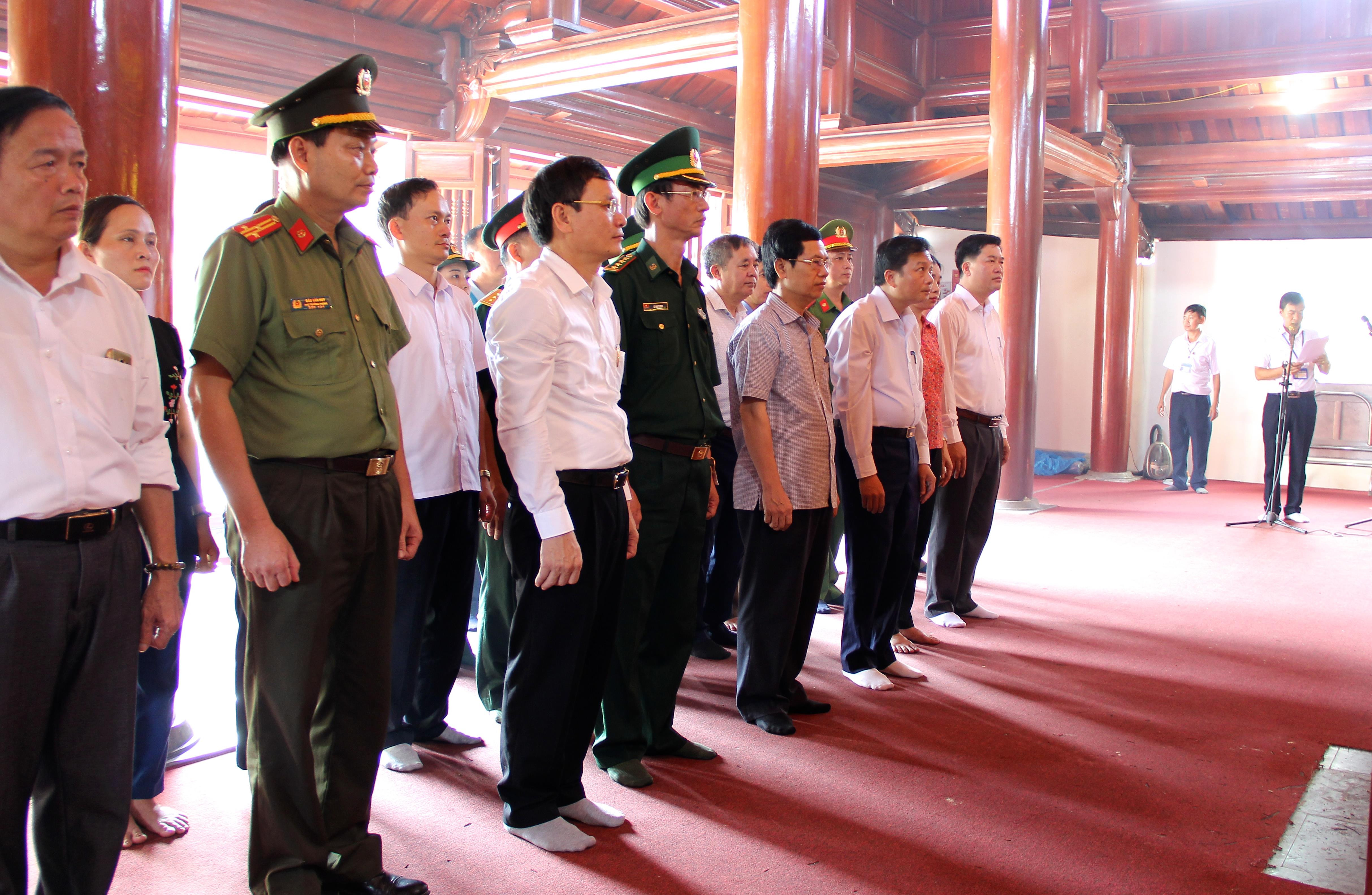 Đoàn công tác dâng hương tại Nhà tưởng niệm Chủ tịch Hồ Chí Minh. Ảnh: Mỹ Nga 