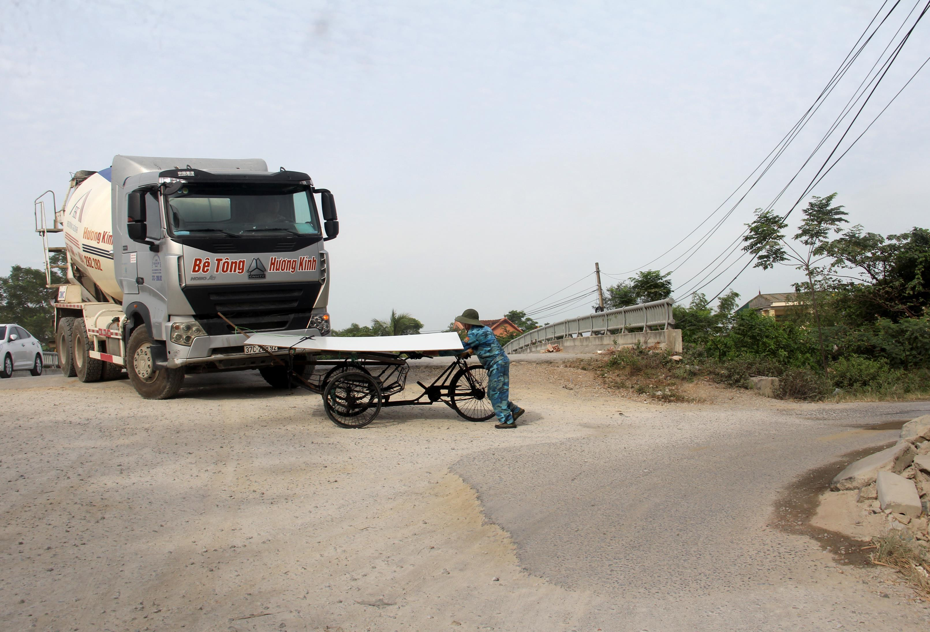 Nhưng điều đáng lo nhất chính là tại 2 nút cầu nhiều năm nay đã trở thành điểm đen tai nạn giao thông. Một chiếc xe bồn phải phanh gấp giữa dốc khi tài xế bất ngờ nhìn thấy người đạp xích lô. Ảnh: Phạm Bằng