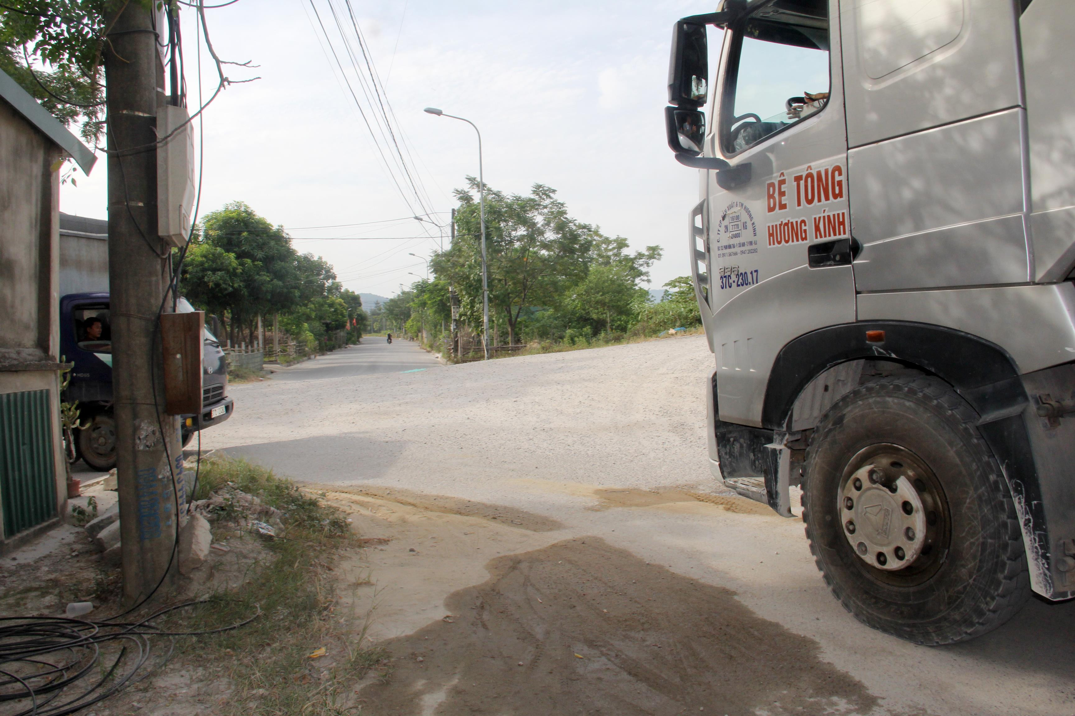 Tại nút giao này, vẫn còn 3 hộ dân chưa giải tỏa được nên một góc cua đã bị che khuất tầm nhìn. Theo ông Nguyễn Đình Kỳ - Bí thư Chi bộ khối 3, phường Trung Đô (TP Vinh) thì tình trạng tai nạn giao thông xảy ra như cơm bữa. Có những ngày xảy ra 2-3 vụ, mặc dù chưa có người chết nhưng rất nhiều người bị gãy chân, gãy tay. Ảnh: Phạm Bằng