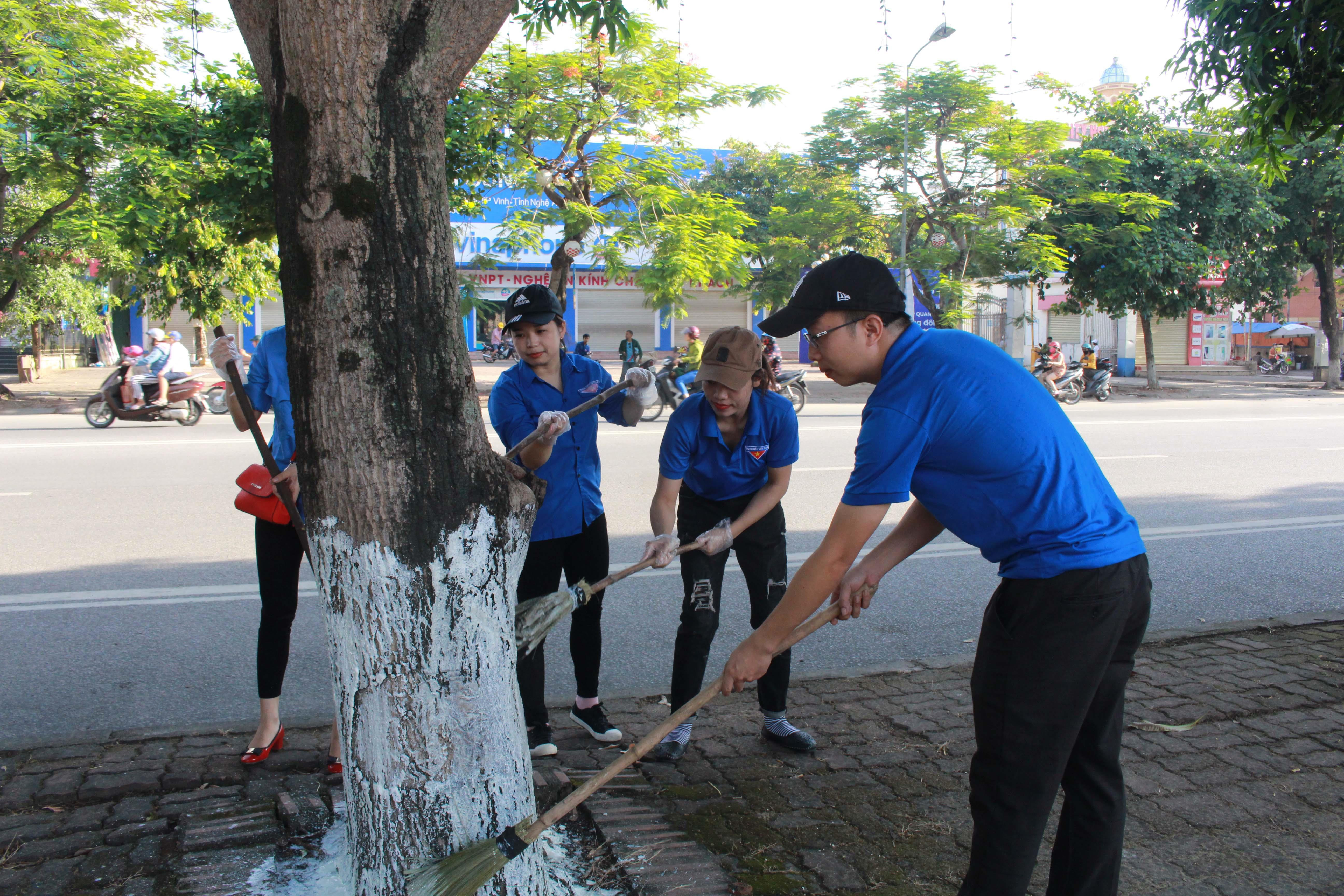 Tuổi trẻ thành phố Vinh ra quân vệ sinh môi trường Ngày chủ nhật xanh toàn quốc. Ảnh: Phương Thúy