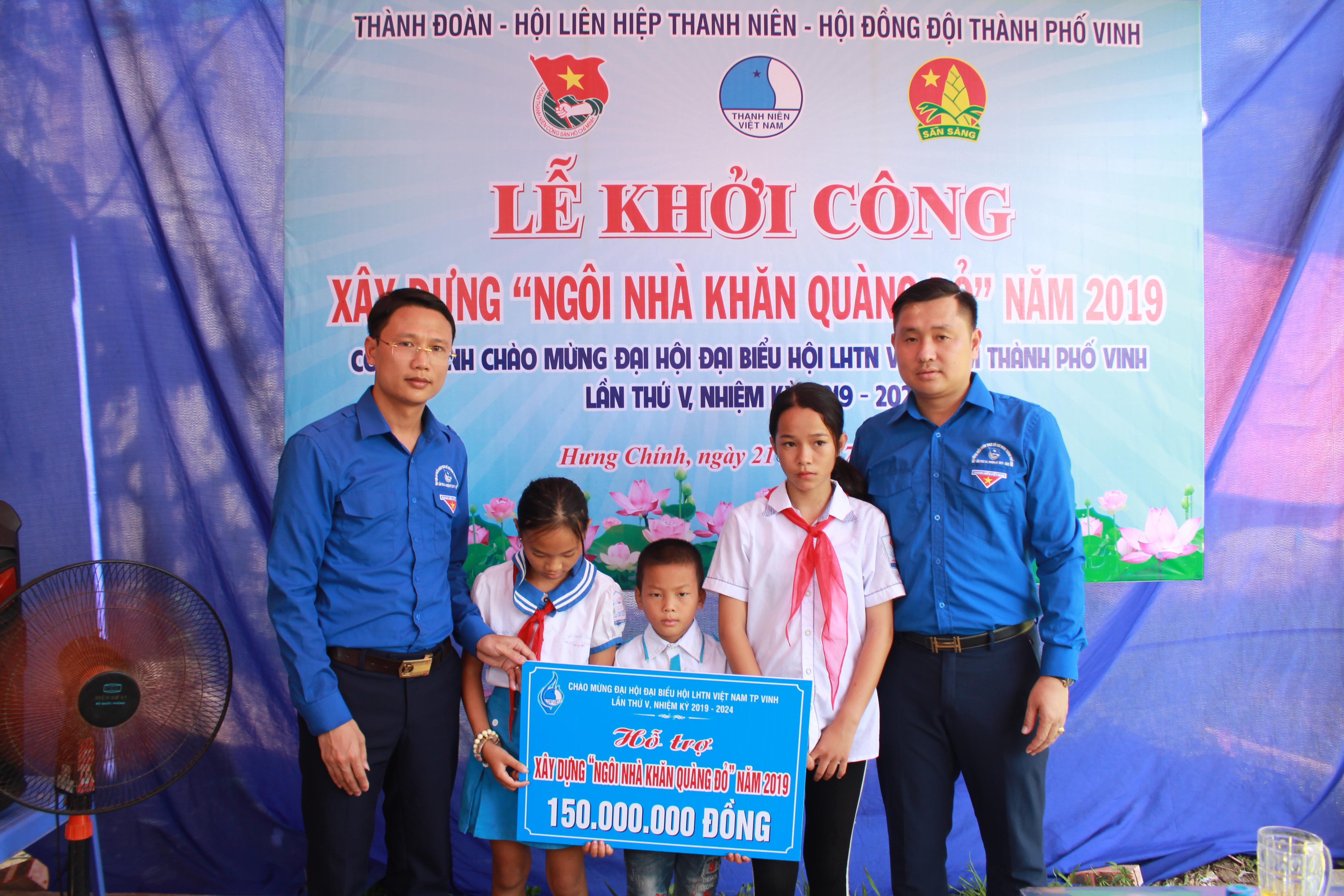 Trao và khởi công “Ngôi nhà khăn quàng đỏ” cho gia đình em Võ Thị Giang, xóm 6, xã Hưng Chính, Thành phố Vinh. Tuy hoàn cảnh khó khăn, nhưng Giang luôn biết cố gắng vươn lên học tốt và đạt nhiều thành tích được thầy cô, bạn bè và gia đình ghi nhận. Ảnh: Phương Thúy