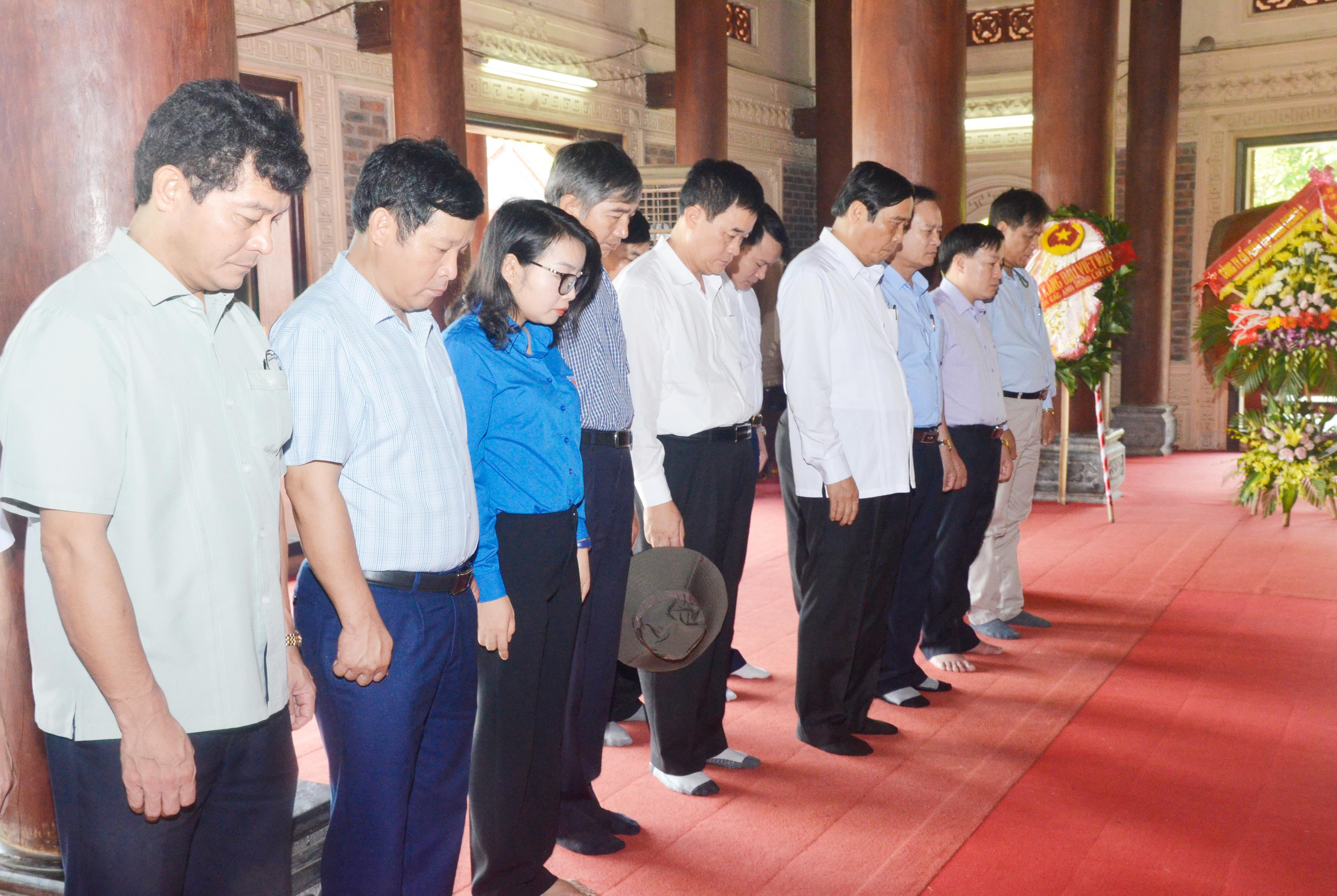 Đoàn đại biểu tưởng niệm 1.240 anh hùng, liệt sỹ hi sinh trên cung đường huyền thoại Truông Bồn tại Nhà thờ các anh hùng liệt sỹ Truông Bồn. Ảnh: Thanh Lê