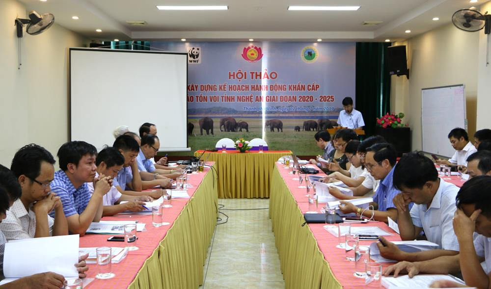 Các đại biểu đại diện Quỹ Bảo tồn Thiên nhiên Việt Nam, Vườn Quốc gia Pù Mát và UBND các huyện có đàn voi sinh sống dự hội thảo. Ảnh: Nguyễn Hải