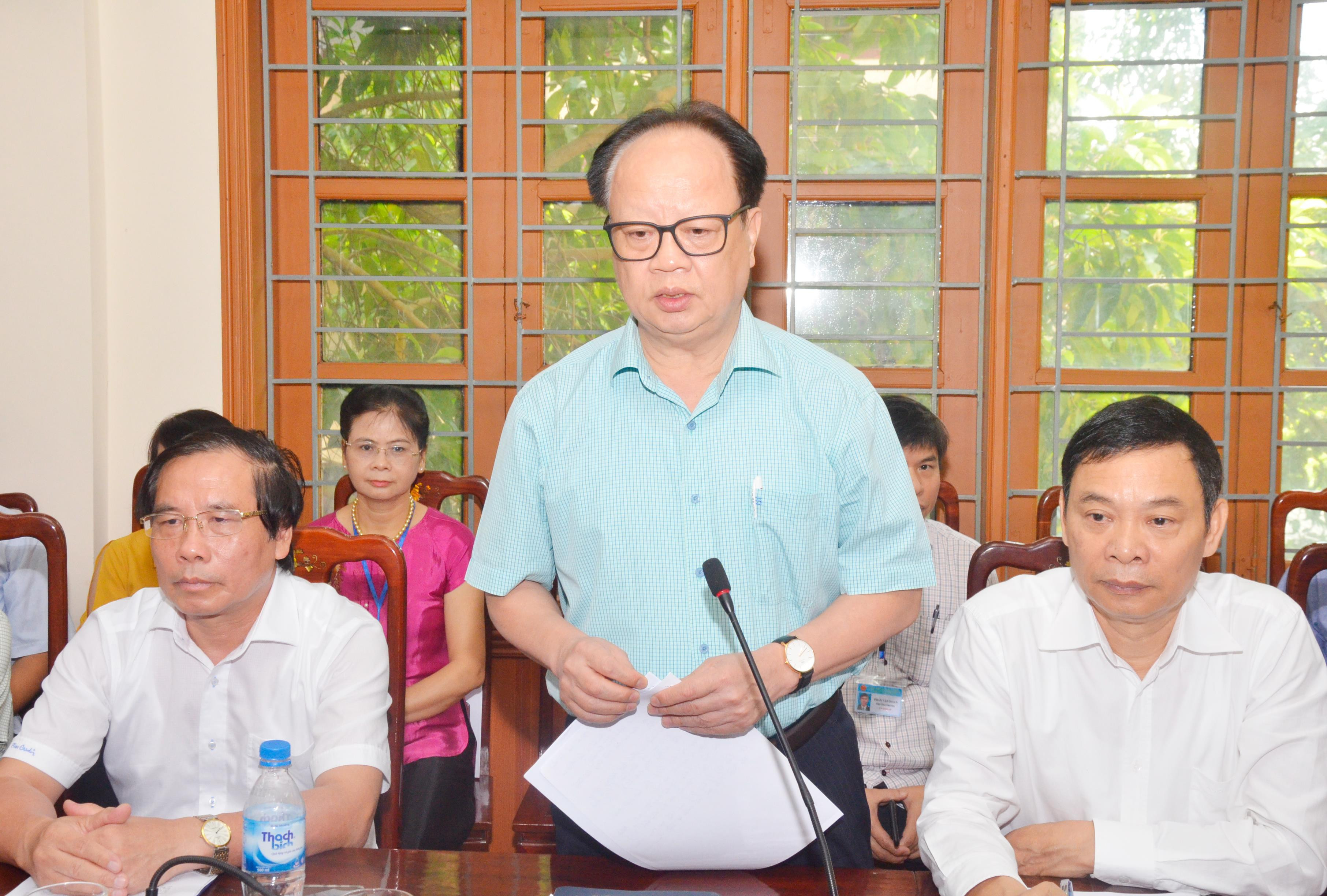 Giám đốc Sở Kế hoạch và Đầu tư Nguyễn Văn Độ báo cáo kết quả thực hiện Đề án 2355 về phát triển kinh tế - xã hội miền Tây của tỉnh. Ảnh: Thanh Lê