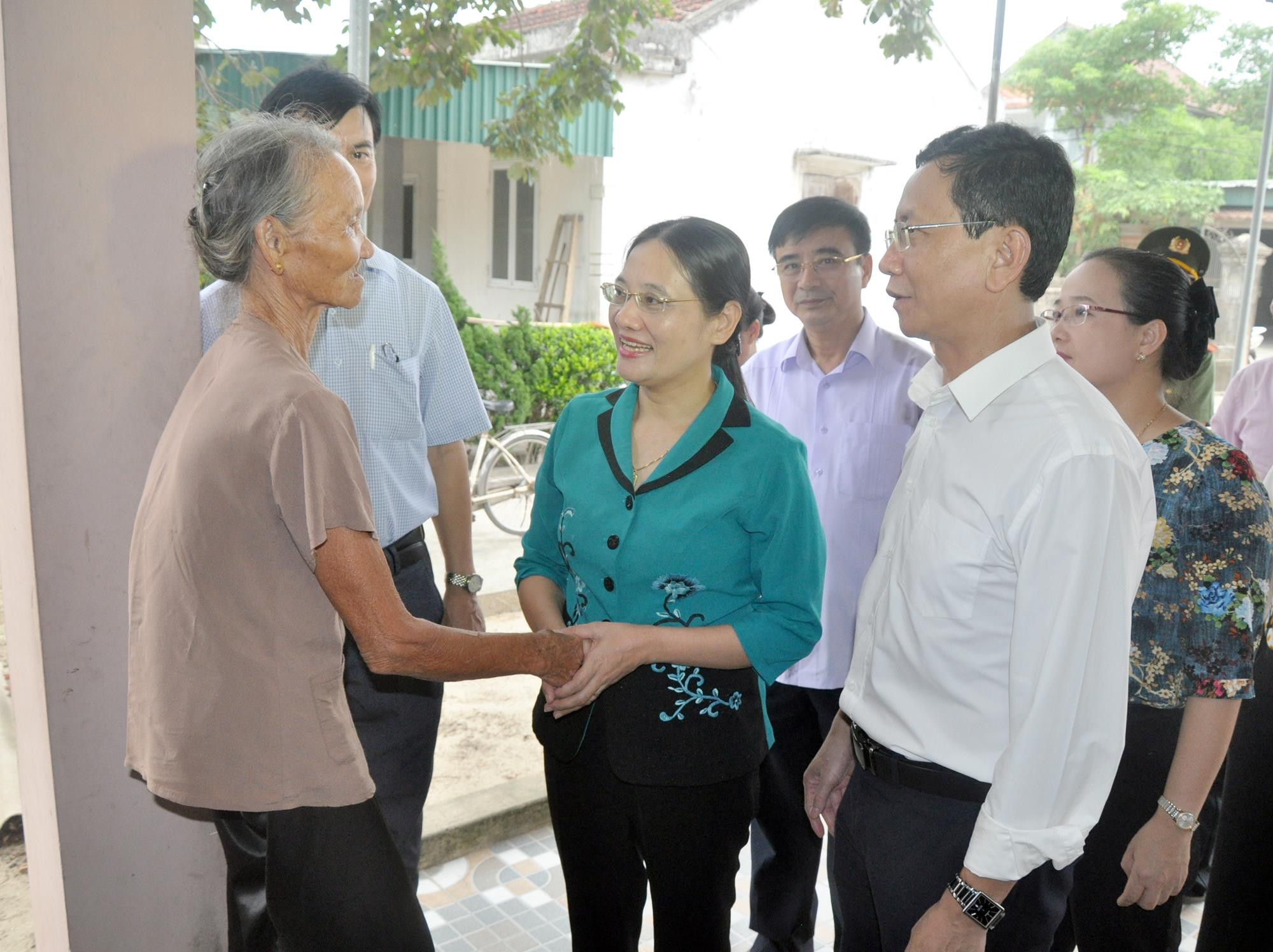 Đoàn công tác đến thăm hỏi, động viên bà Nguyễn Thị Linh (78 tuổi) ở xóm 1, xã Nghi Trường (Nghi Lộc), là vợ liệt sỹ Nguyễn Xuân Hoan