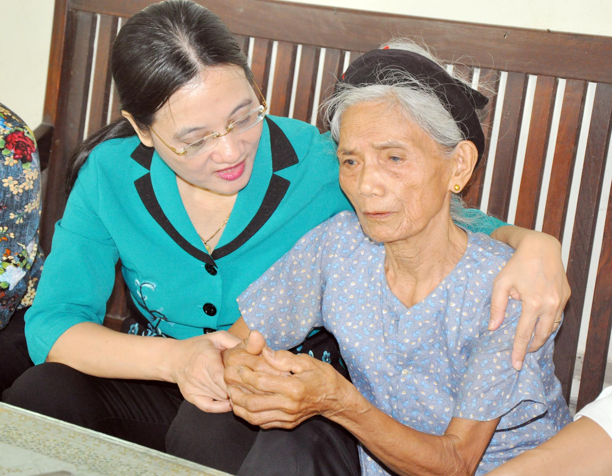 Tại huyện Nghi Lộc, Đoàn công tác của tỉnh còn đến thăm, tặng quà bà Nguyễn Thị Vinh (87 tuổi) ở xóm 11, xã Nghi Thịnh. Bà Vinh là vợ liệt sỹ Lê Thanh Đồng, hy sinh năm 1968; bà có 3 người con, 2 con trai ở xa, con gái lấy chồng và ở riêng. 