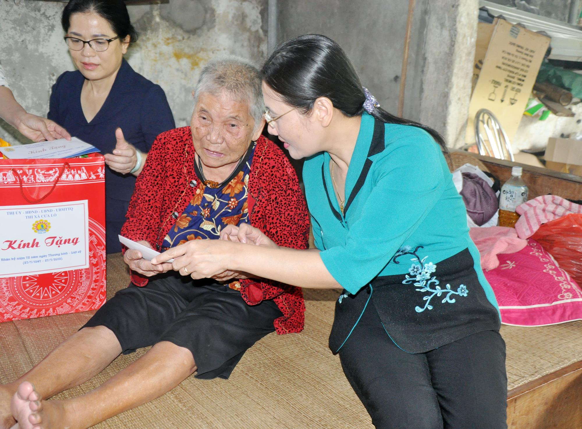 Đoàn còn đến thăm, tặng quà Bà Mẹ Việt Nam Anh hùng Phạm Thị Thành (89 tuổi) ở khối 6, phường Nghi Tân (thị xã Cửa Lò). Mẹ Thành có hai con hy sinh, hiên