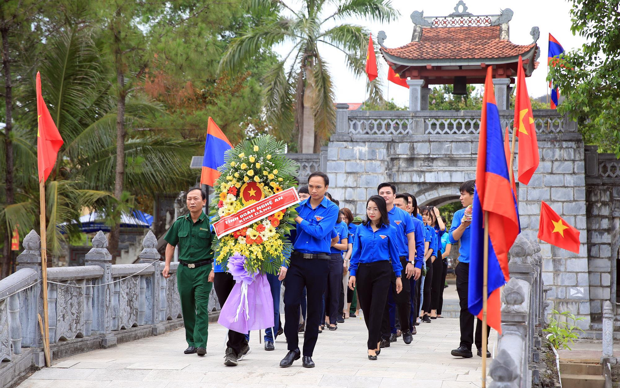 Các cán bộ, đoàn viên thuộc Tỉnh đoàn Nghệ An đến dâng hương, dâng hoa tại Nghĩa trang quốc tế Việt - Lào. Ảnh: Hồ Phương