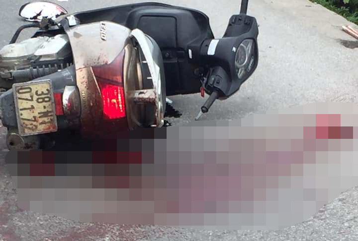 Xe máy của nạn nhân bị hư hỏng. Ảnh: Khánh An