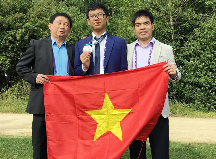 Đoàn giáo viên và học sinh Trường THPT chuyên Phan Bội Châu tại lễ trao giải được tổ chức ở sân cỏ. Ảnh: NVCC