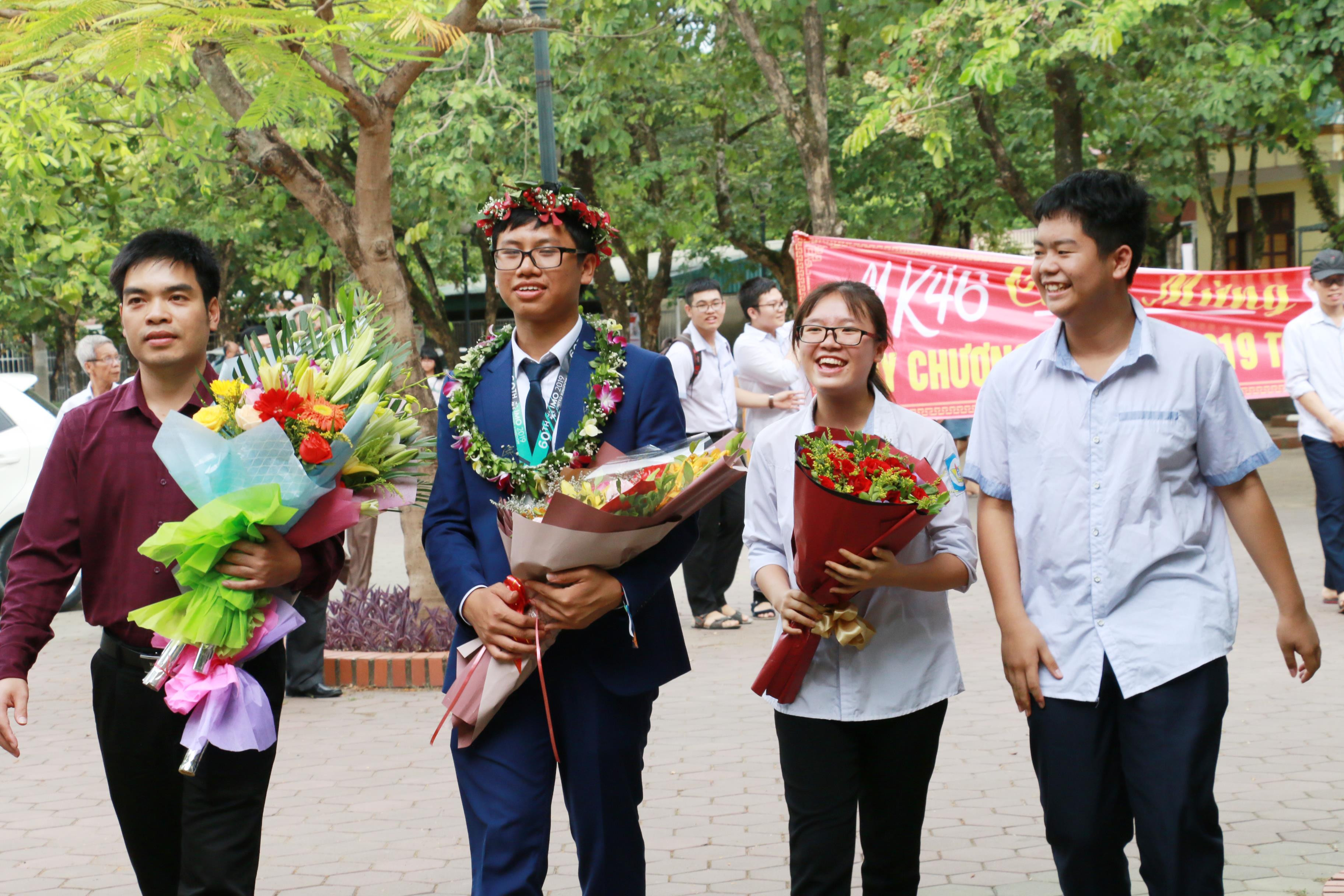 Học sinh Trường THPT chuyên Phan Bội Châu chia vui cùng thầy và trò trong ngày trở về. Ảnh: Mỹ Hà.