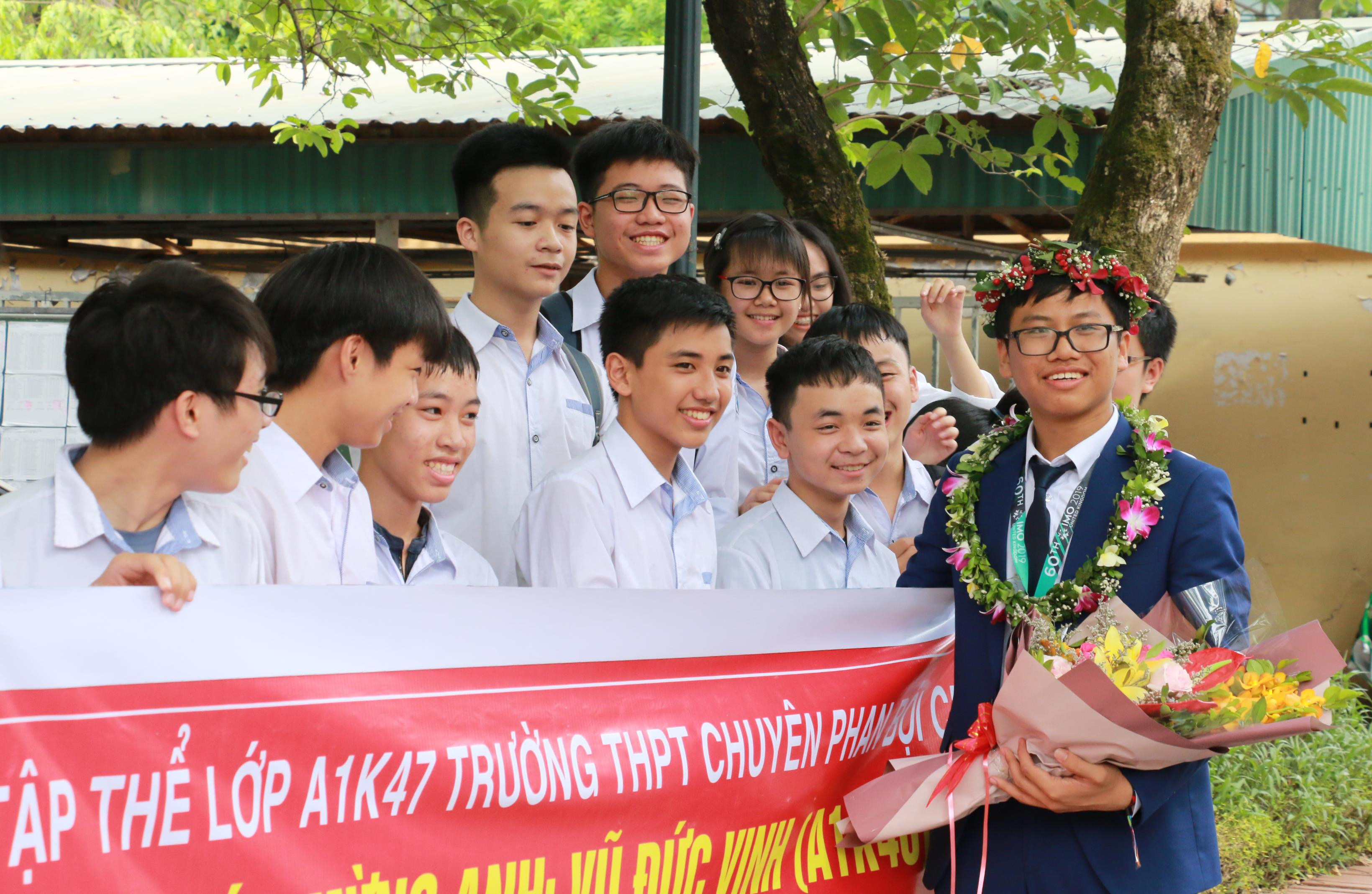 Học sinh Trường THPT chuyên Phan Bội Châu chào đón chủ nhân tấm Huy chương Bạc Olympic Toán Quốc tế năm 2019. Ảnh: Mỹ Hà