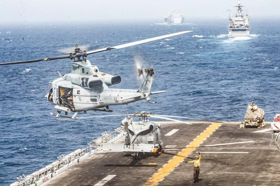 Máy bay trực thăng UH-1Y Venom cất cánh từ bong tàu USS Boxer hôm 18/7 khi đi ngang eo biển Hormuz. Ảnh: Thủy quân lục chiến Mỹ.