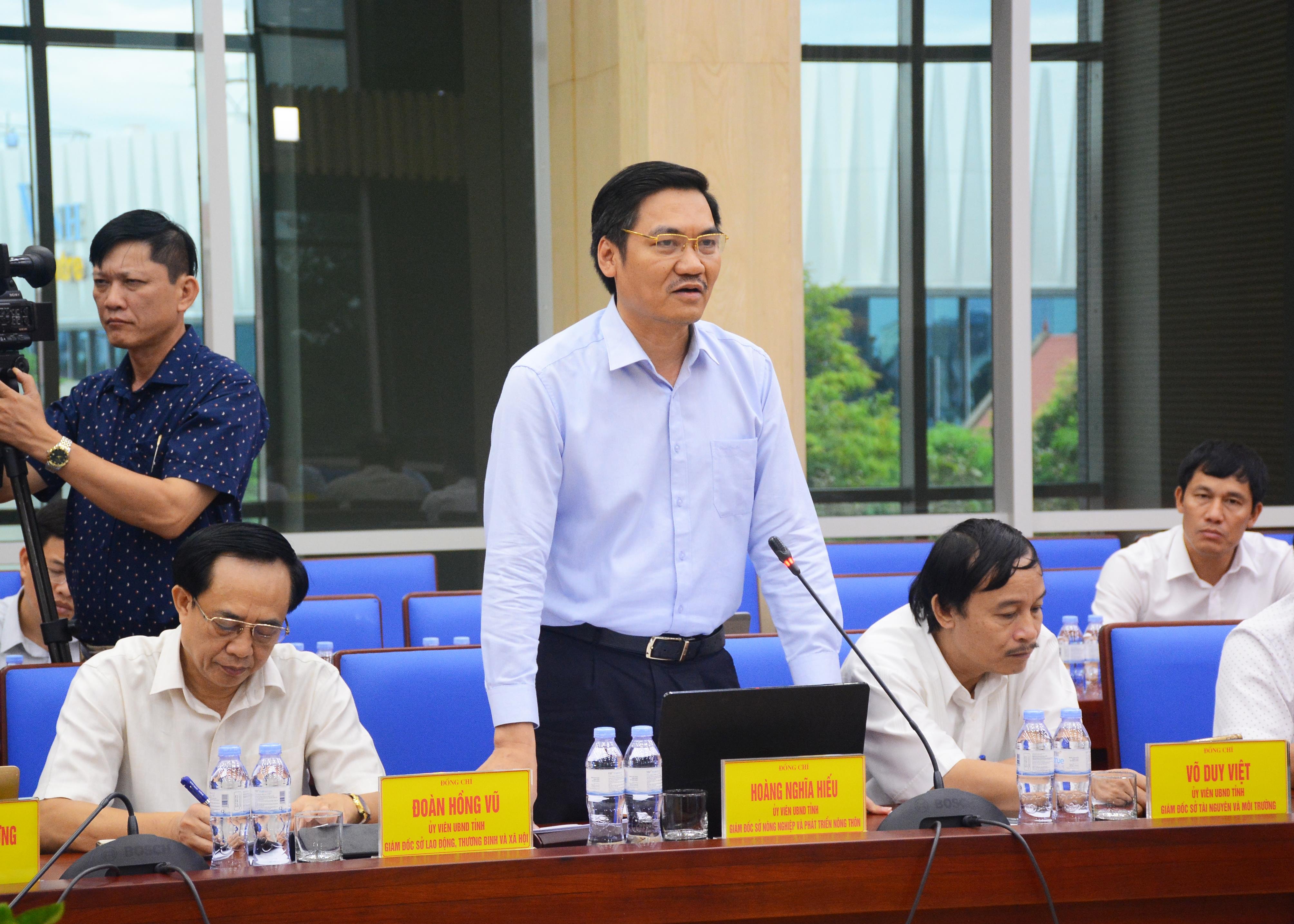 Giám đốc Sở Nông nghiệp và Phát triển Nông thôn Hoàng Nghĩa Hiếu báo cáo kết quả gieo trồng vụ Hè - Thu và vụ Mùa. Ảnh: Thu Giang