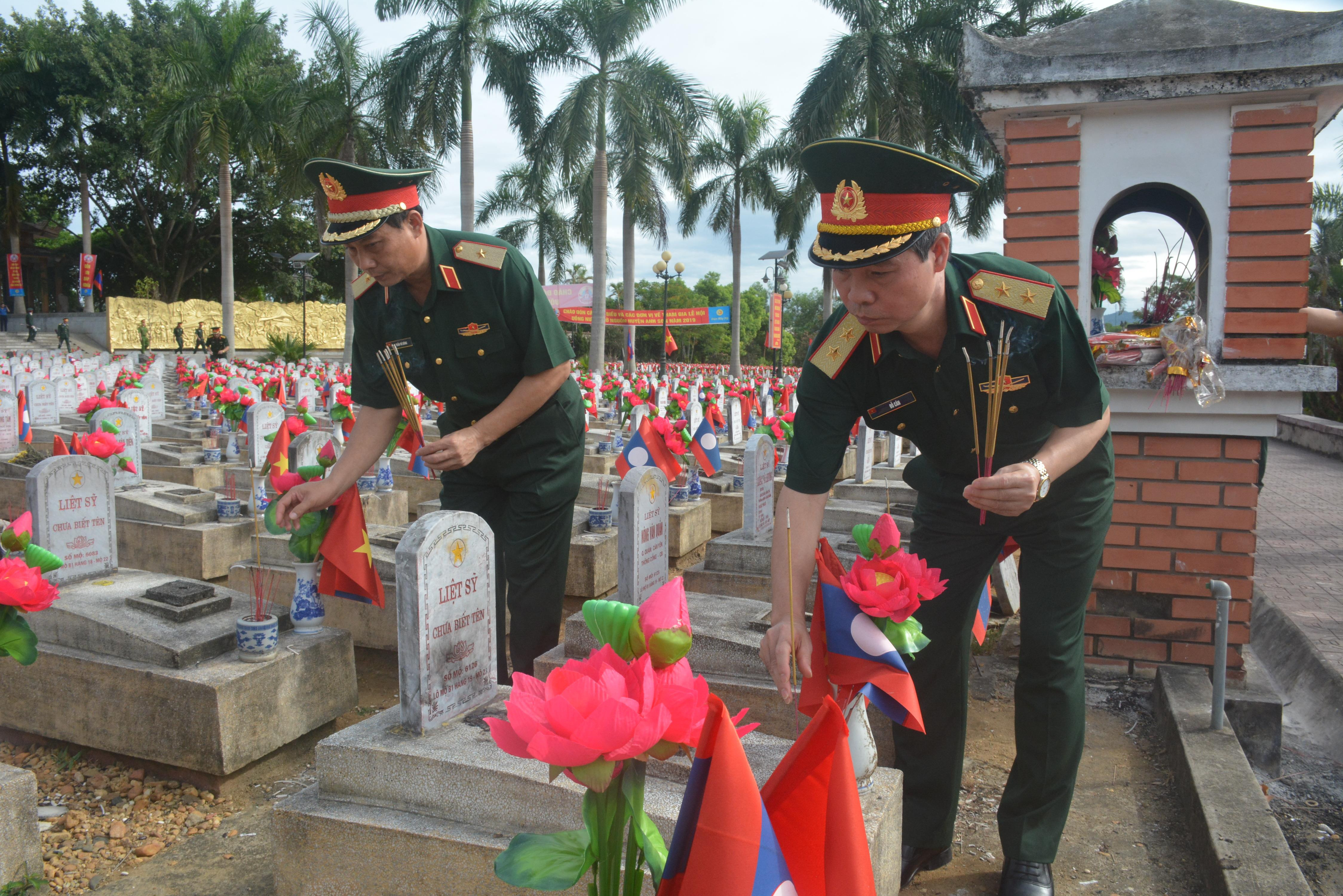 Trung tướng Đỗ Căn - PCNTCCT và Thiếu tướng Trần Võ Dũng - Chính ủy Quân khu 4 thắp hương các phần mộ ls tại NTLS QT Việt - Lào.