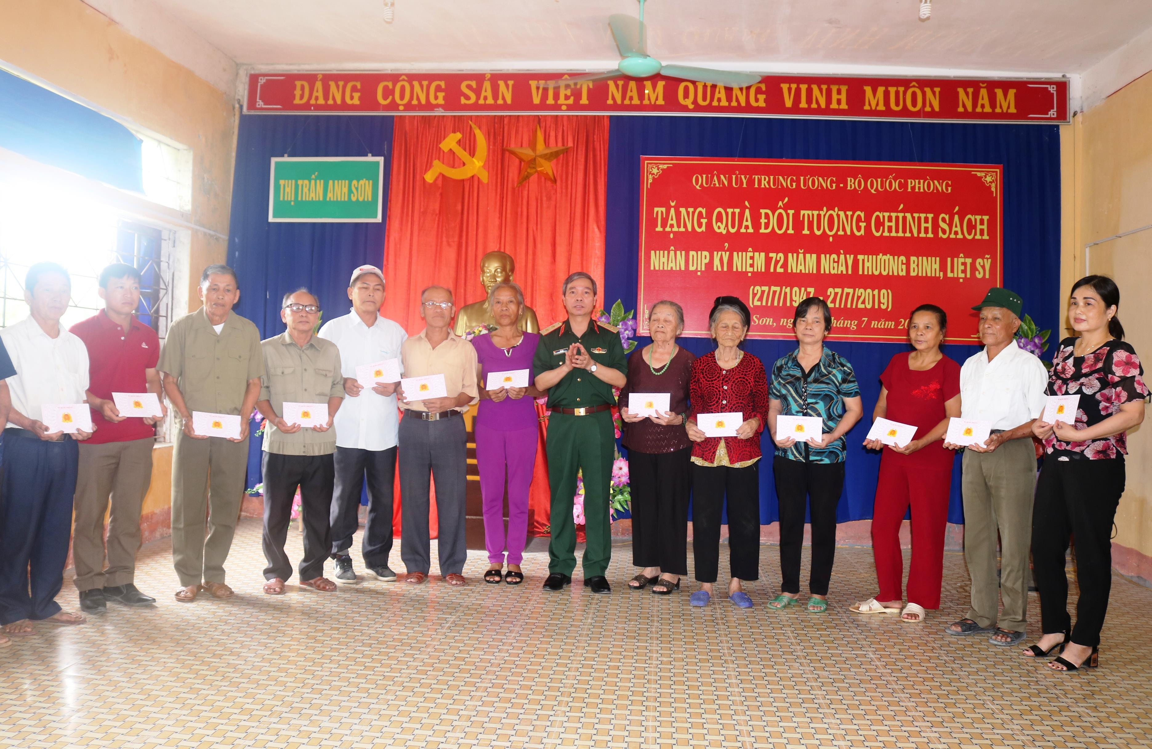 Trung tướng Đỗ Căn tặng 15 suất quà cho Mẹ VNAH, thương binh, các gia đình chính sách trên địa bàn huyện Anh Sơn. Ảnh: Lê Thắng
