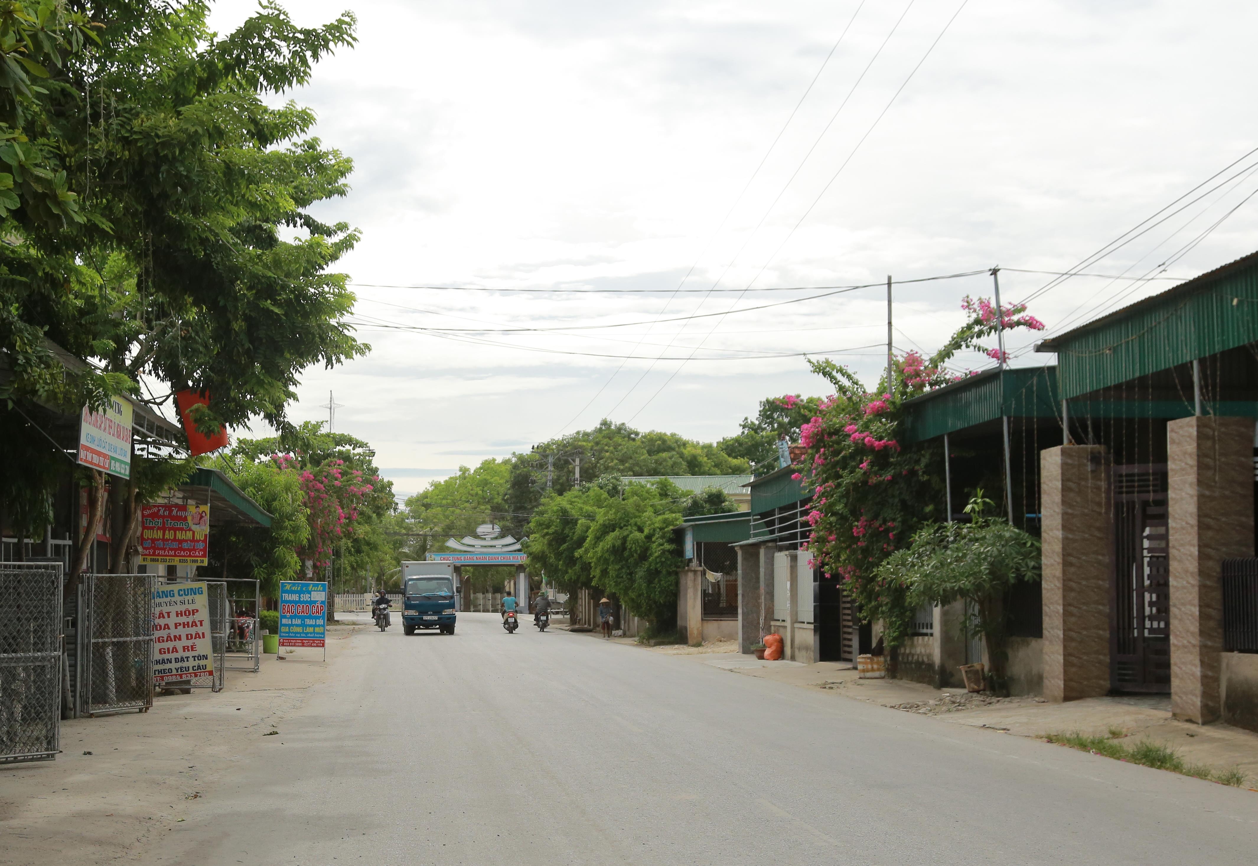 Đoạn đường trung tâm chạy qua xóm 9, xã Nghi Diên. Ảnh: Quốc Sơn