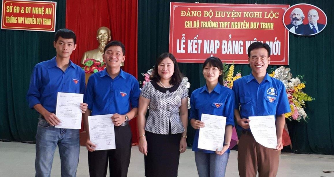 Kết nạp đảng viên mới trong trường học ở Nghi Lộc. Ảnh tư liệu: Nhật Tuấn