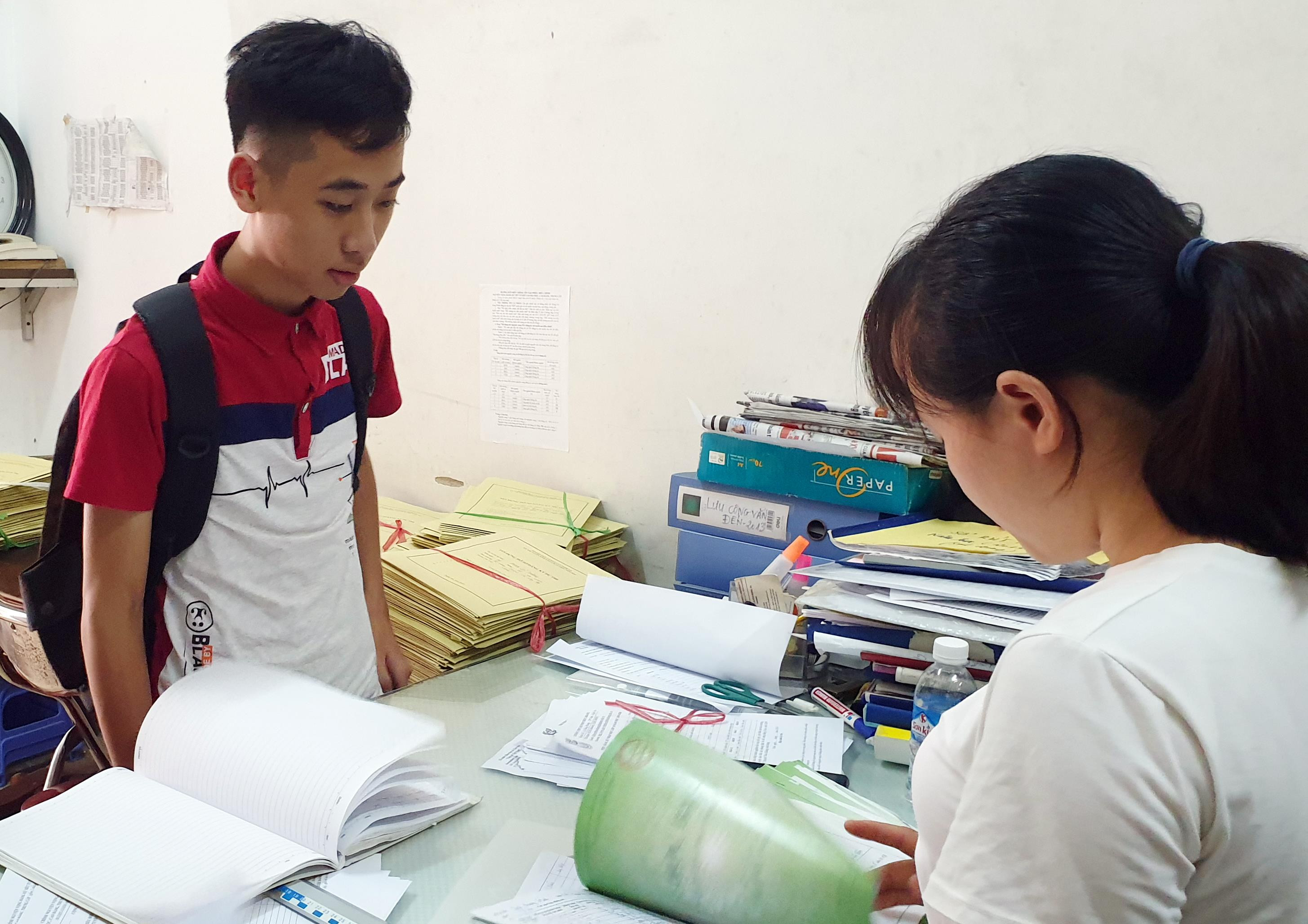 Thí sinh đến làm thủ tục nhập học tại Trường THPT Huỳnh Thúc Kháng. Ảnh: Mỹ Hà