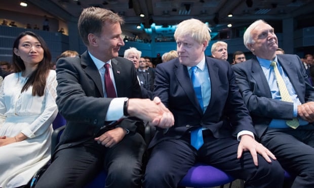 Boris Johnson và đối thủ Jeremy Hunt bắt tay sau khi kết quả kiểm phiếu được công bố ngày 23/7. Ảnh: EPA