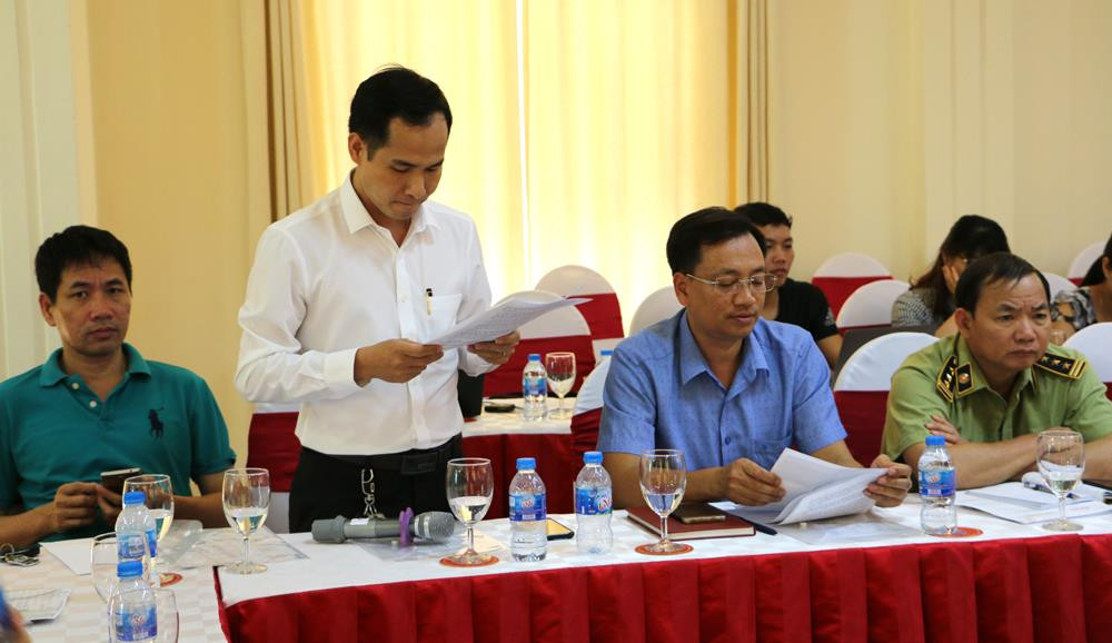 Đại diện Báo Nông nghiệp Việt Nam tại Nghệ An nêu câu hỏi đề nghị Ban tổ chức cung cấp danh mục chi tiết các sản phẩm Nghệ An giới thiệu tại Hội chợ. Ảnh: Nguyễn Hải
