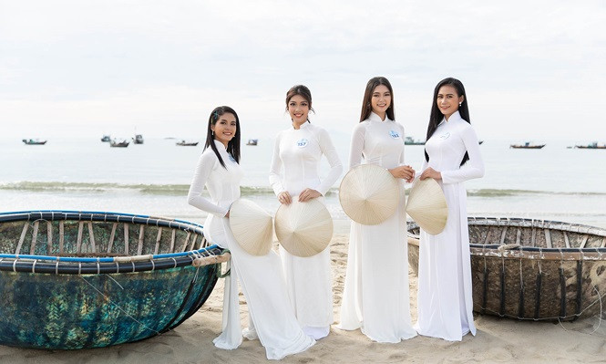 Nằm trong chuỗi các hoạt động vừa ý nghĩa vừa giải trí của Miss World Việt Nam, các thí sinh đã có một ngày trải nghiệm, khám phá các danh lam thắng cảnh của Đà Nẵng và thể hiện sức sáng tạo độc đáo với combo truyền thống “áo dài và nón lá” một cách mới lạ.