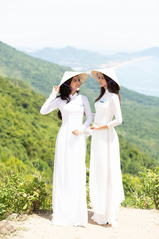 Các cô gái của Miss World Việt Nam đã khéo léo khoe trọn vẻ duyên dáng của mình trong tà áo dài trắng tại biển trời Đà Nẵng.