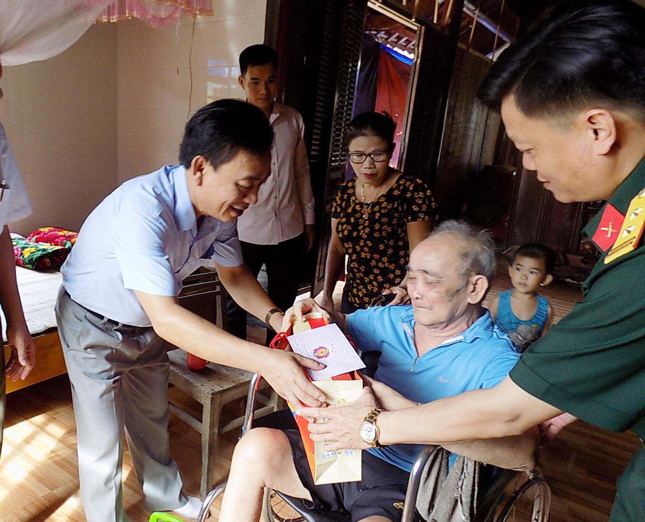 Lãnh đạo huyện Quỳ Hợp tặng quà cho ông Kim Văn Thắng, BB23 ở Bản Khúa xã Châu Lý